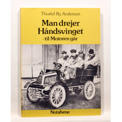 Man drejer håndsvinget- til motoren går