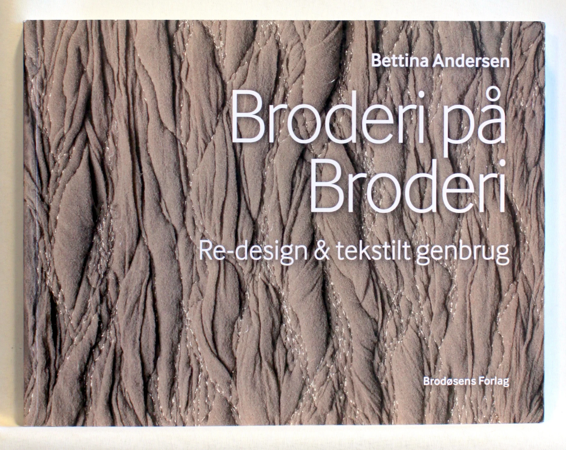 Broderi på broderi. Re-design & tekstilt genbrug