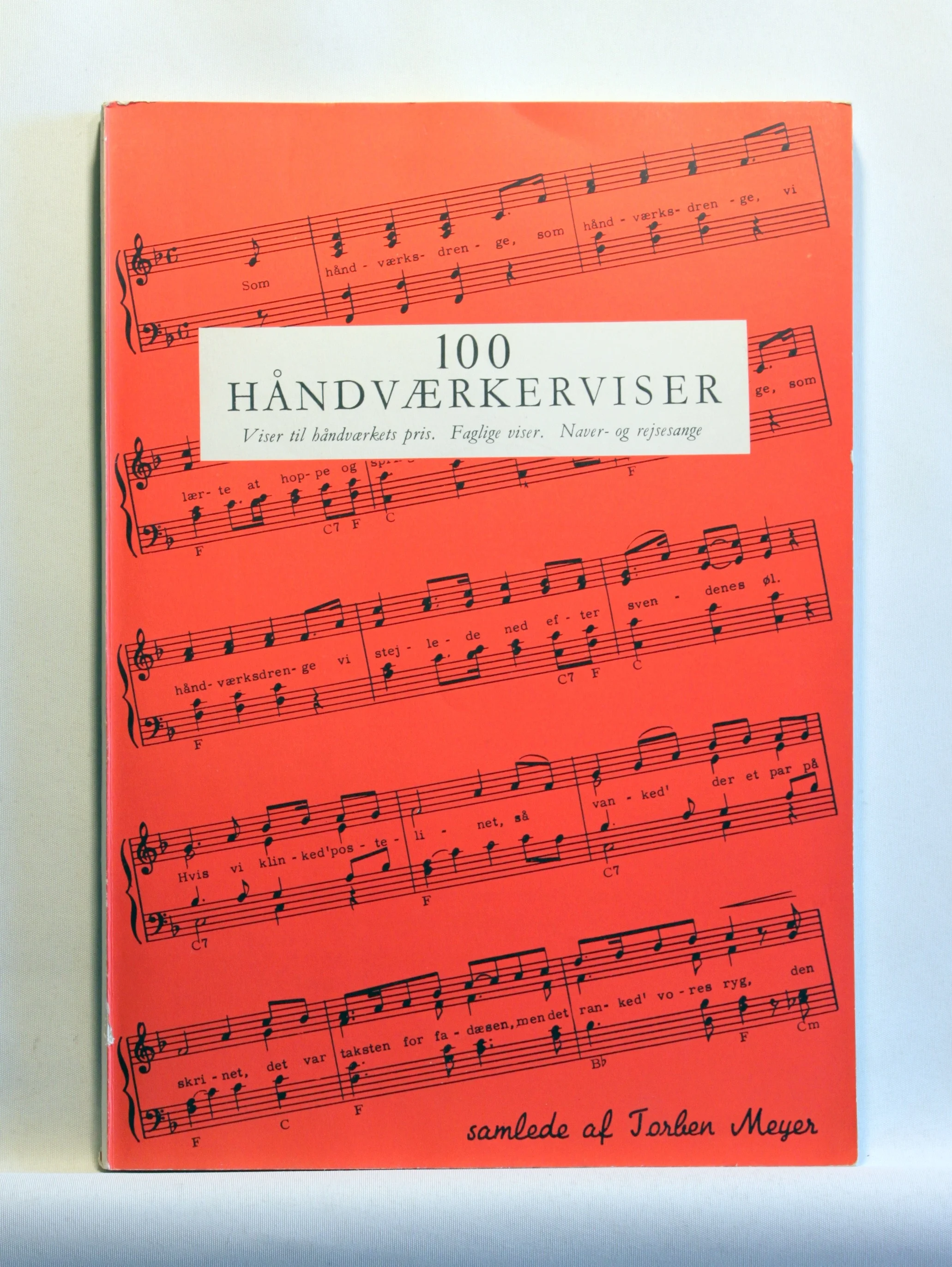 100 Håndværker-Viser. Gamle og nyere viser med klavernoder samt guitararrangement