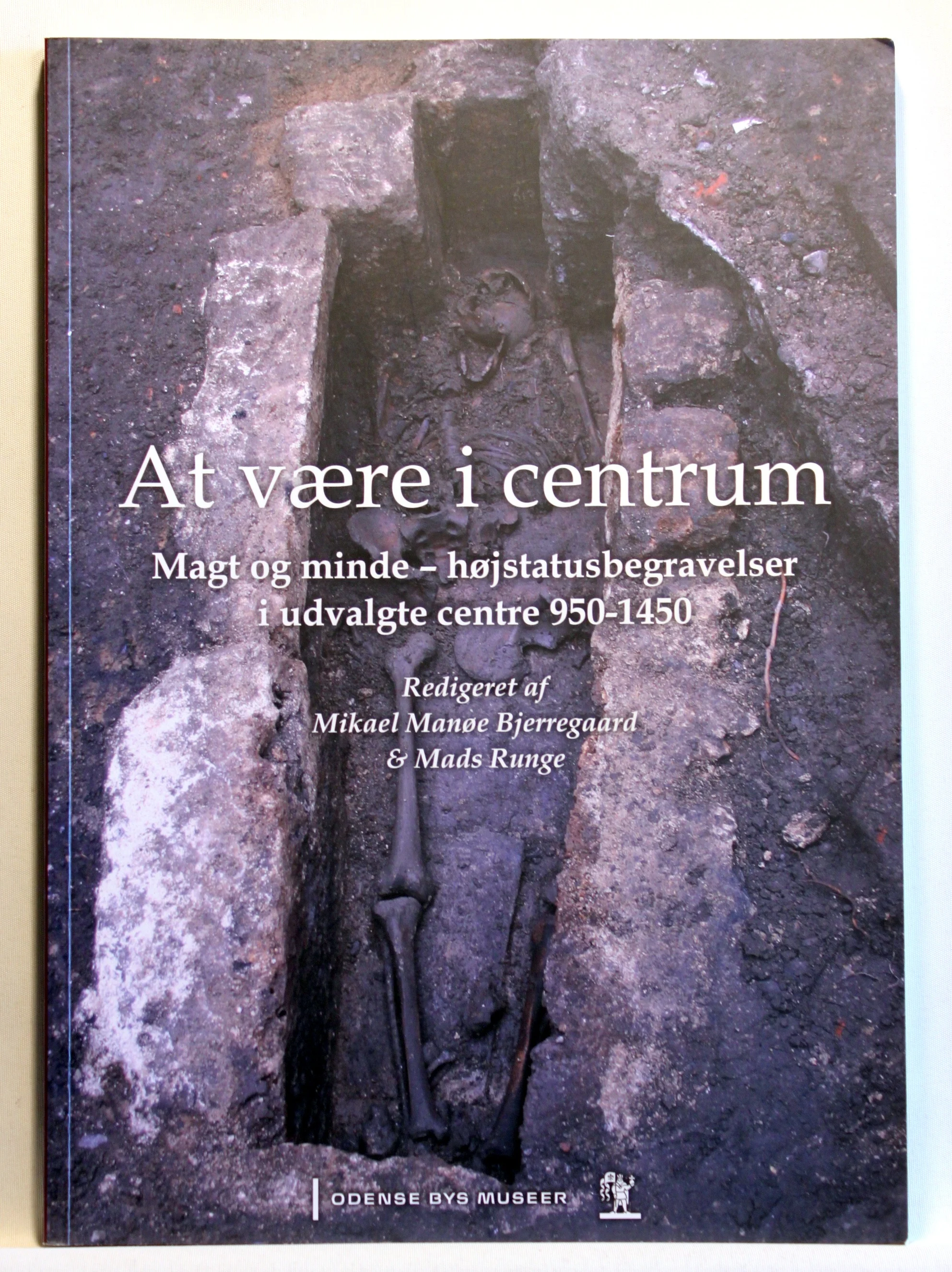 At være i centrum. Magt og minde – højstatusbegravelser i udvalgte centre 950-1450