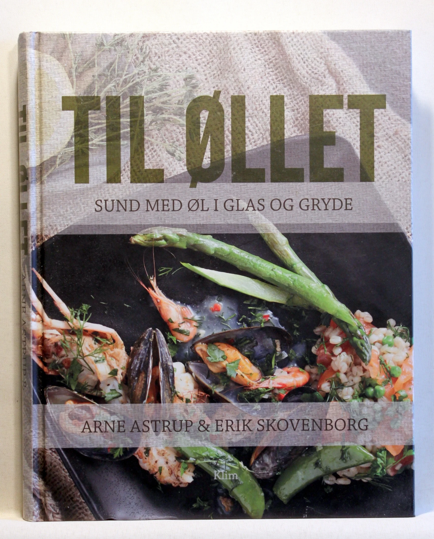 Til øllet. Sund med øl i glas og gryde