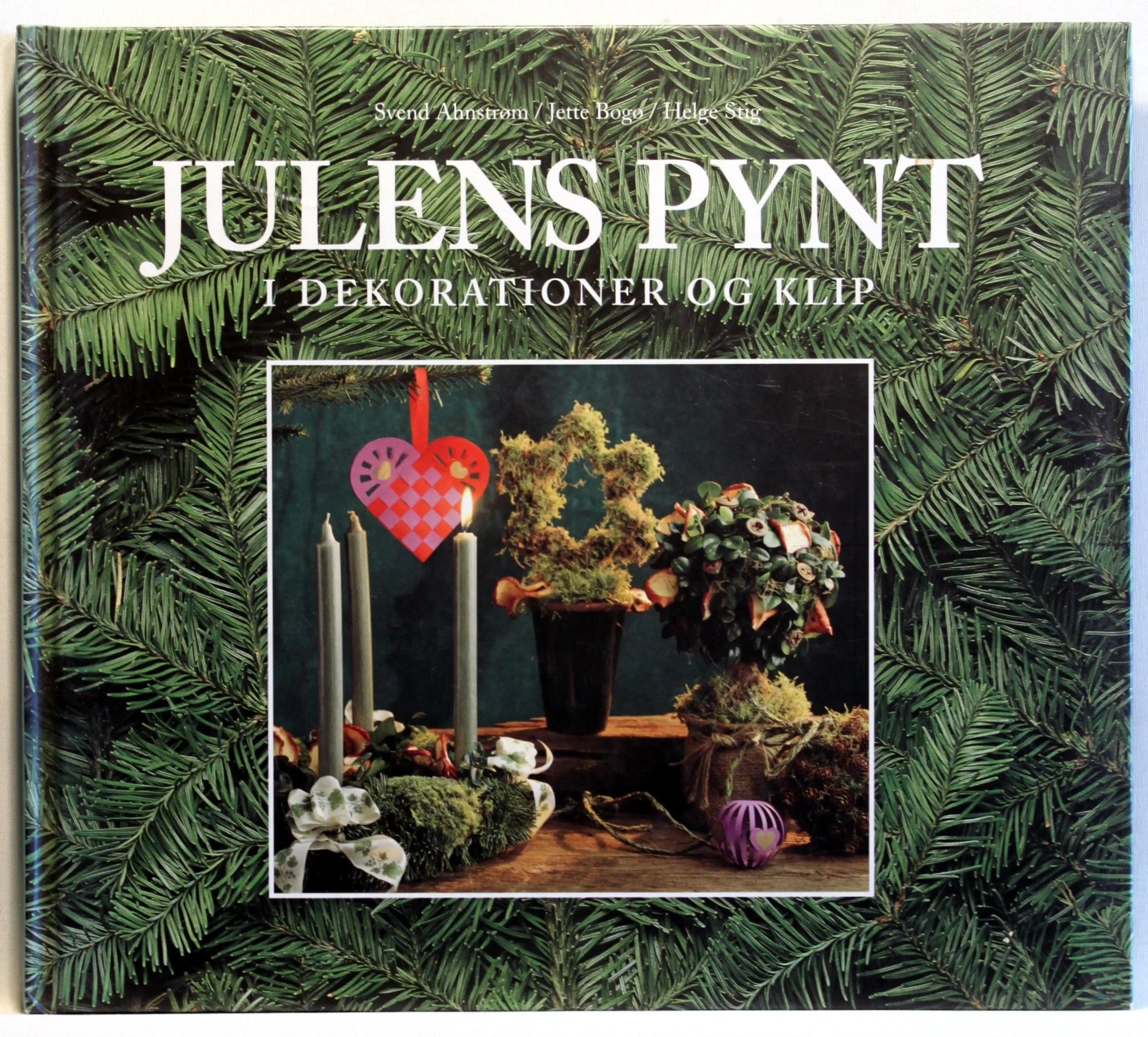 Julens pynt i dekorationer og klip