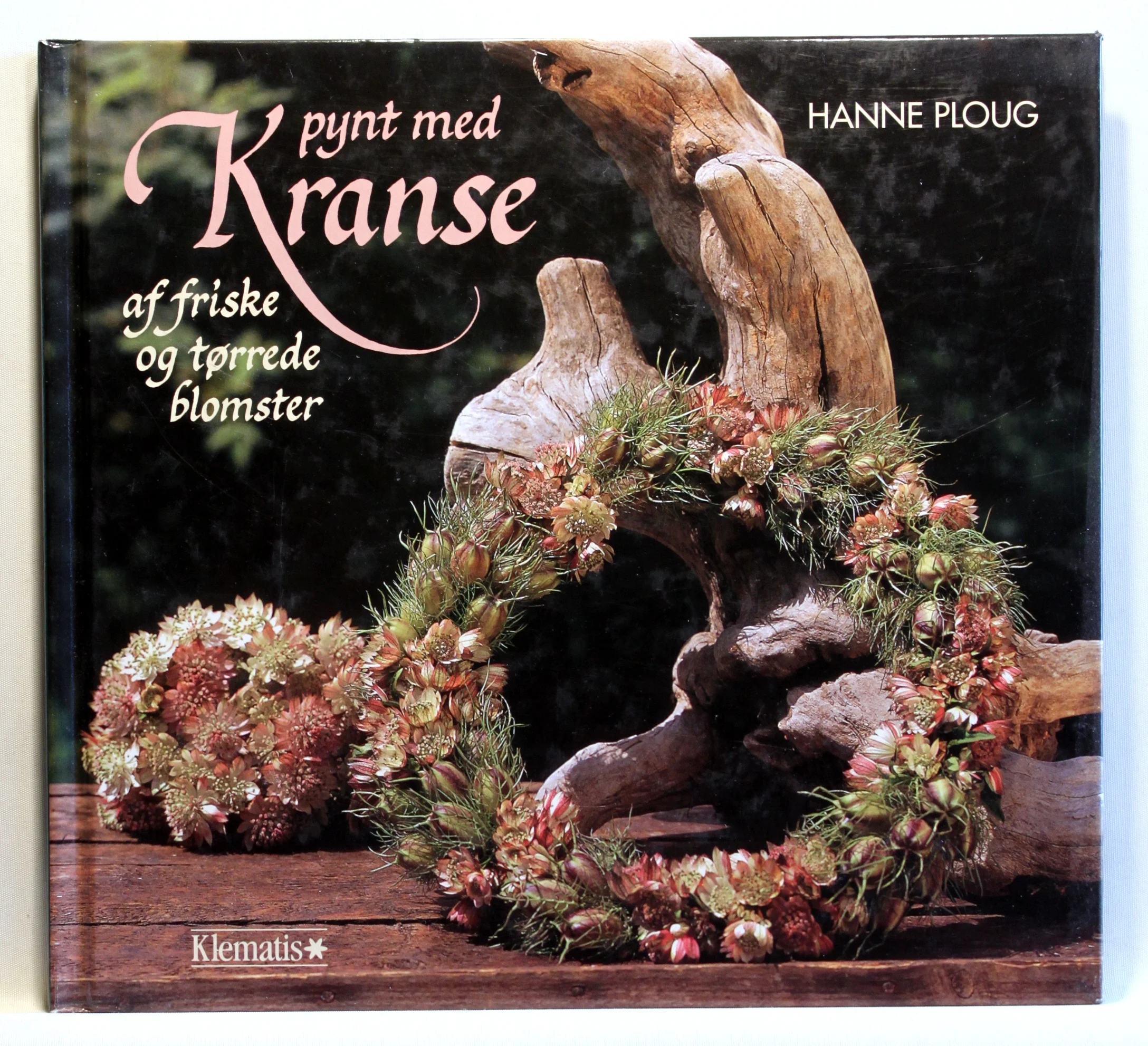 Pynt med kranse af friske og tørrede blomster