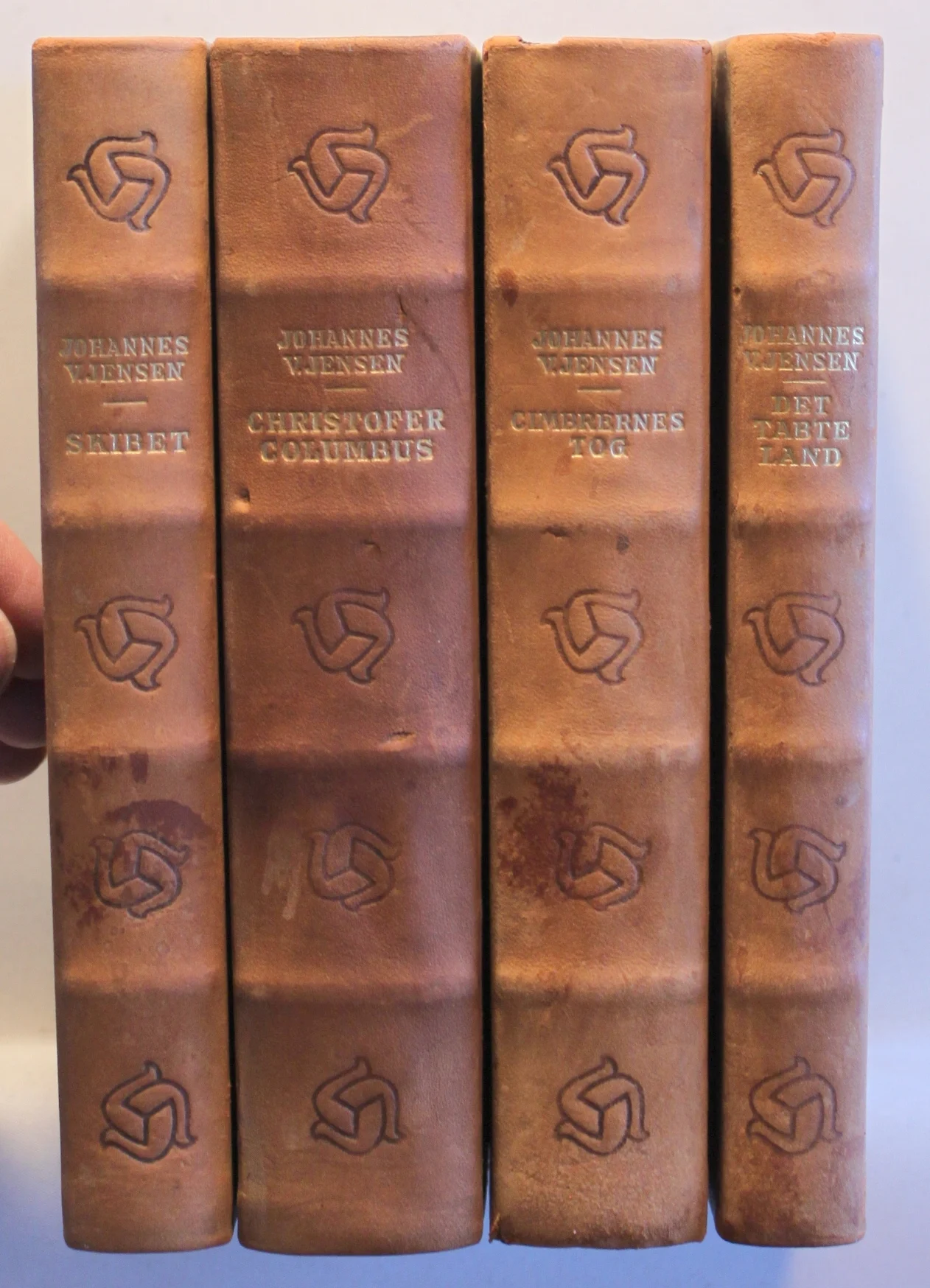 Skibet. Christofer Columbus. Cimbrernes tog. Det tabte land.