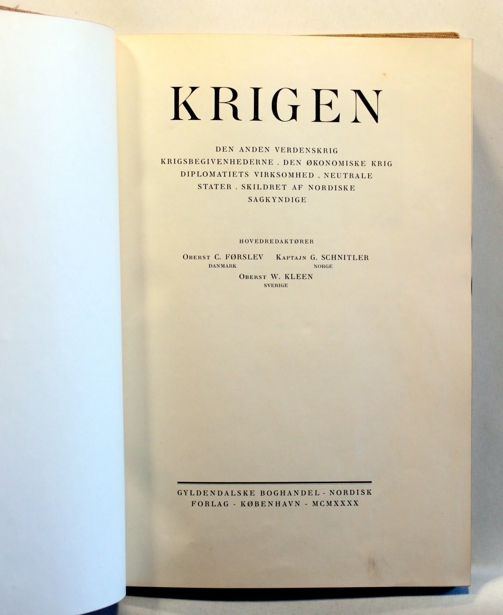 Krigen. Den anden Verdenskrig, Krigsbegivenhederne, den økonomiske Krig, Diplomatiets Virksomhed, neutrale Stater, skildret af nordiske Sagkyndige