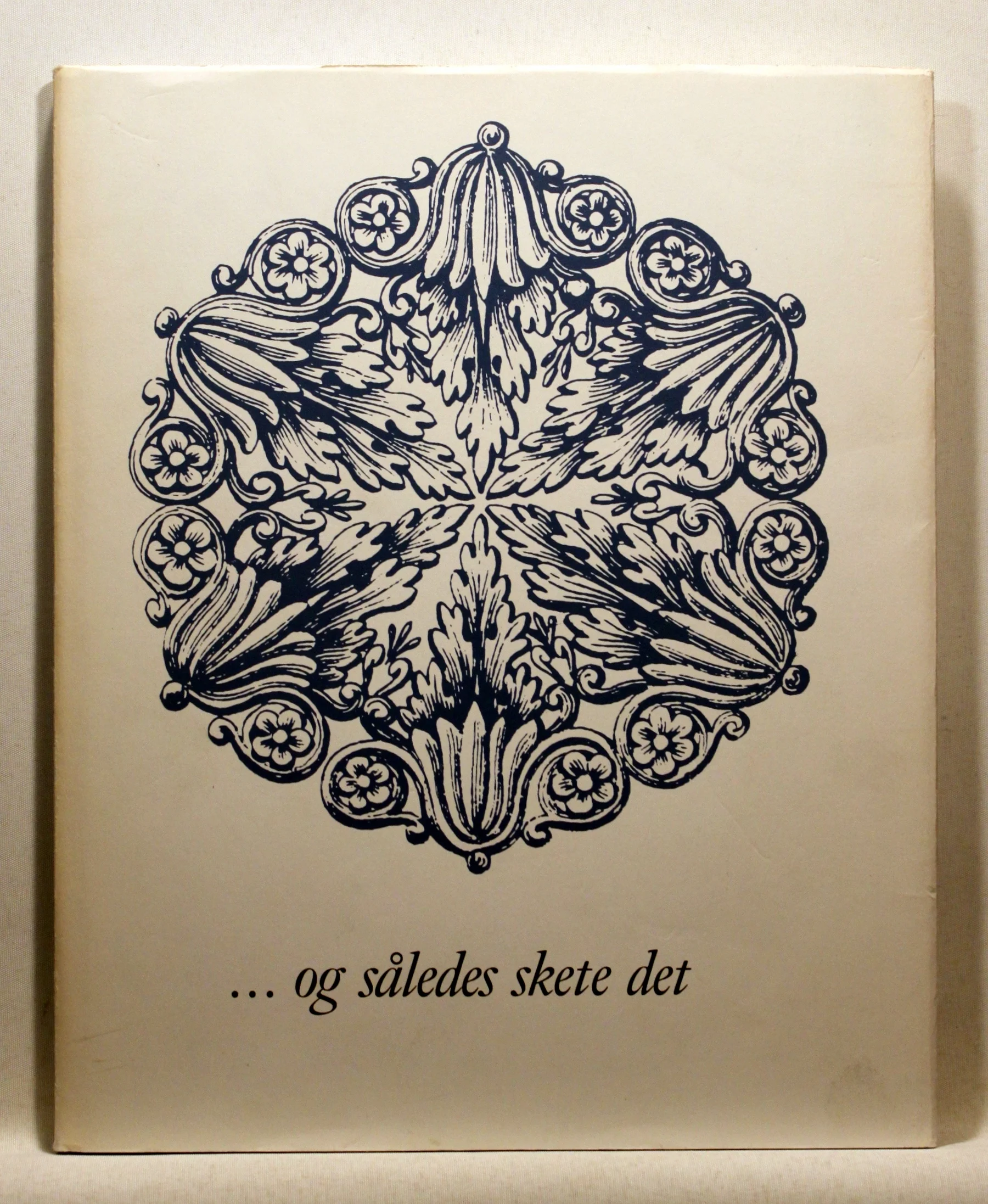 … og således skete det