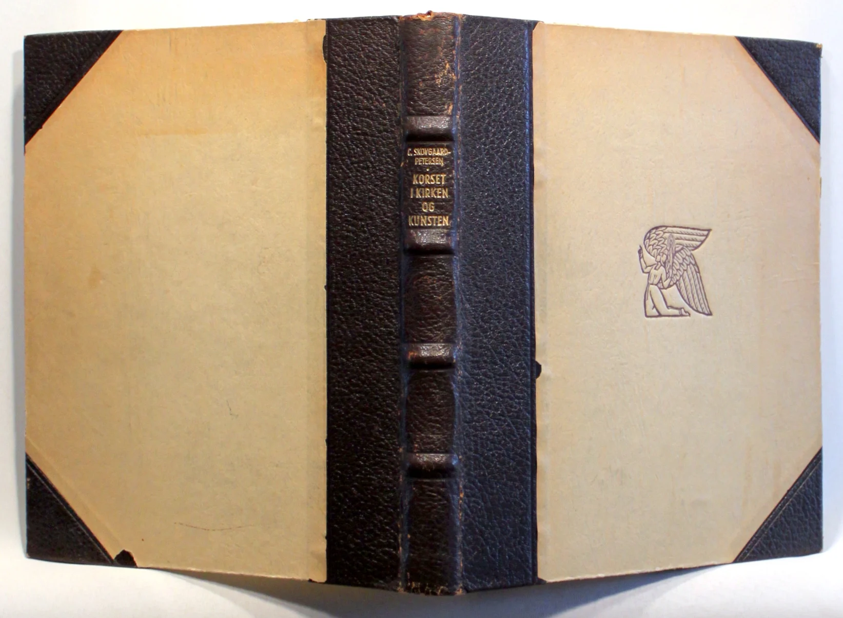 Korset i kirken og kunsten