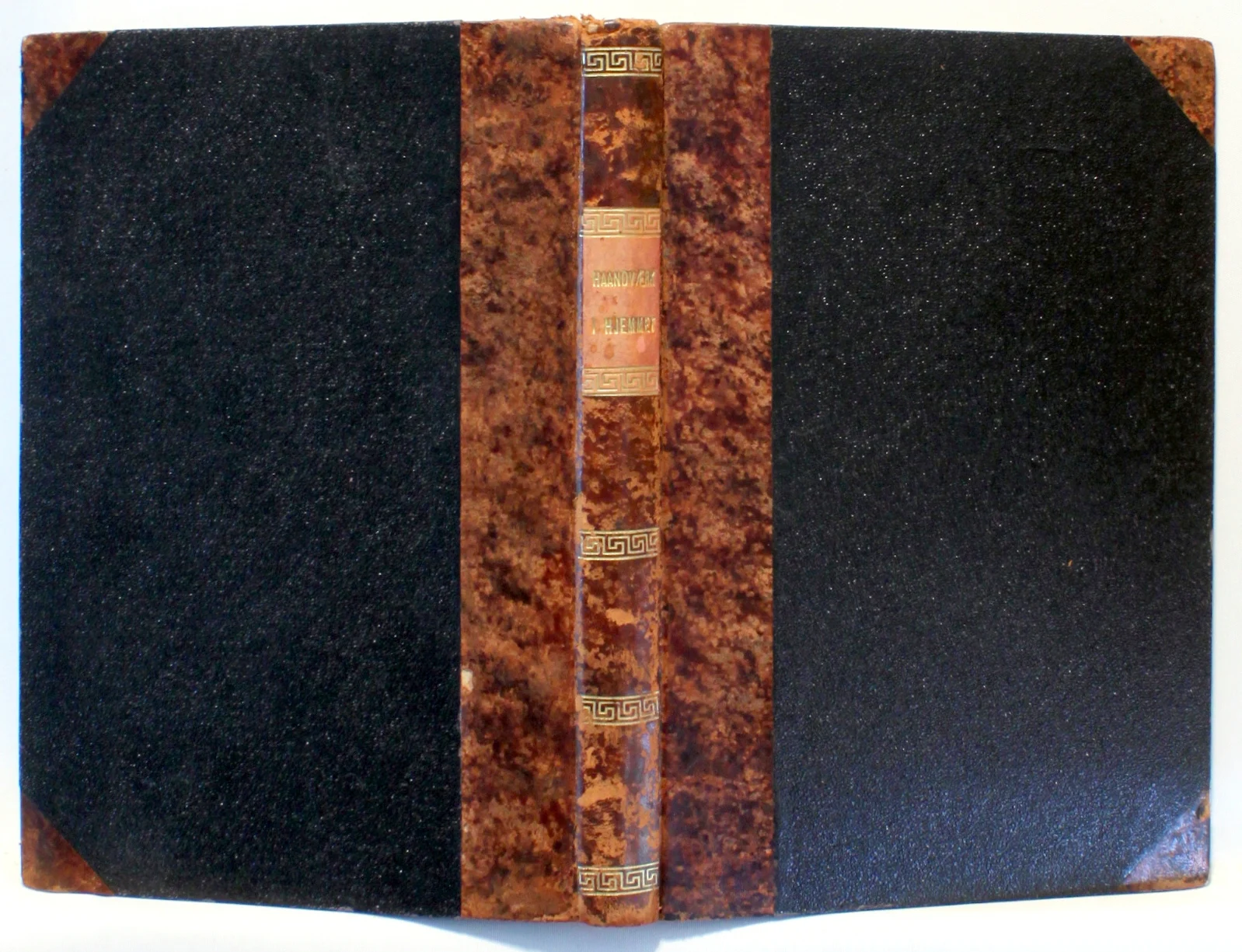 Haandværk i Hjemmet. En Række Vejledninger i Forarbejdelse og Reparation af Brugsgenstande