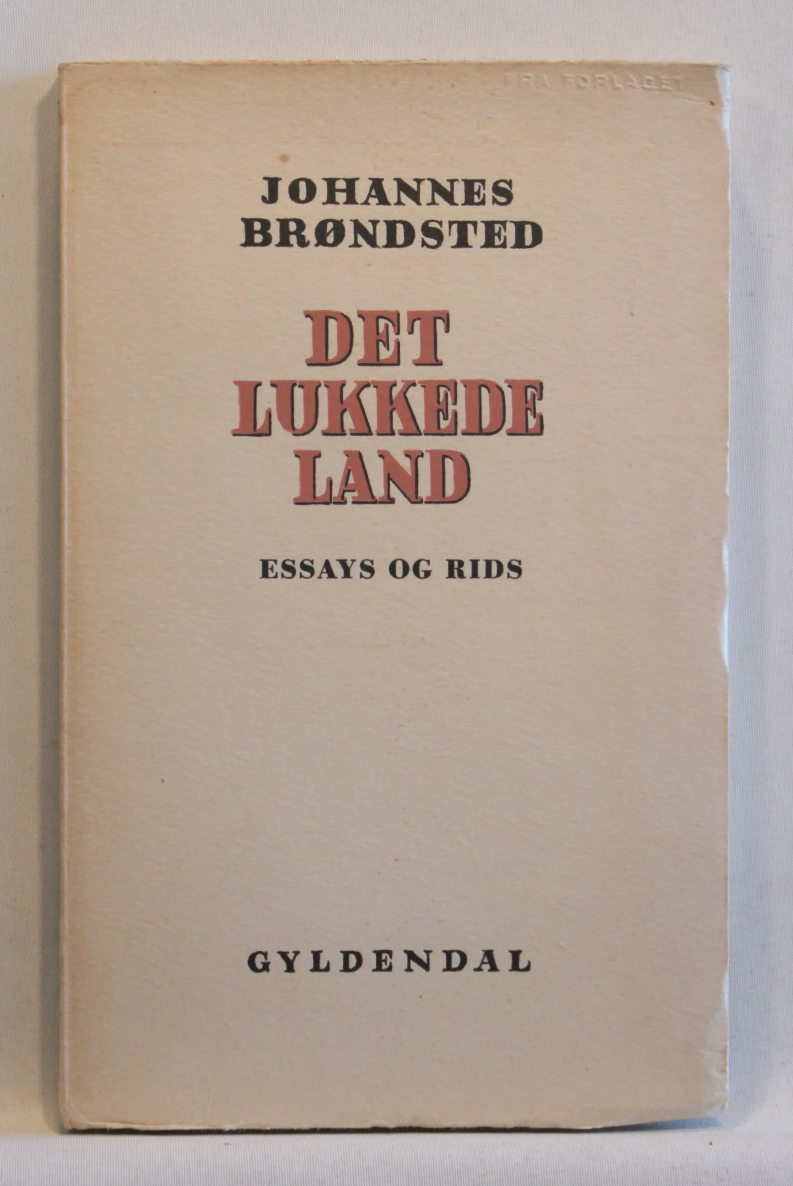 Det lukkede Land. Essays og Rids