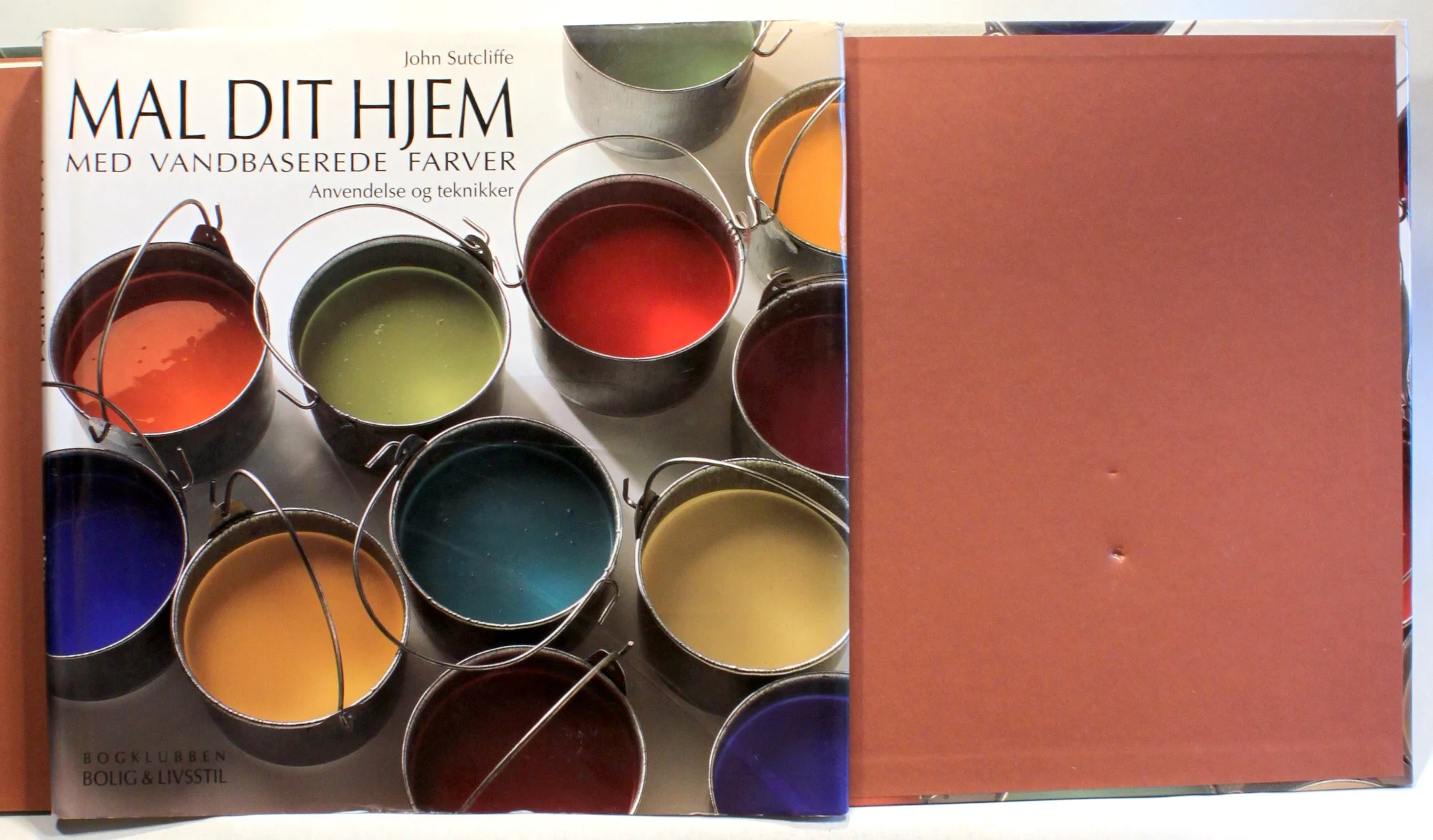 Mal dit hjem med vandbaserede farver. Anvendelse og teknikker