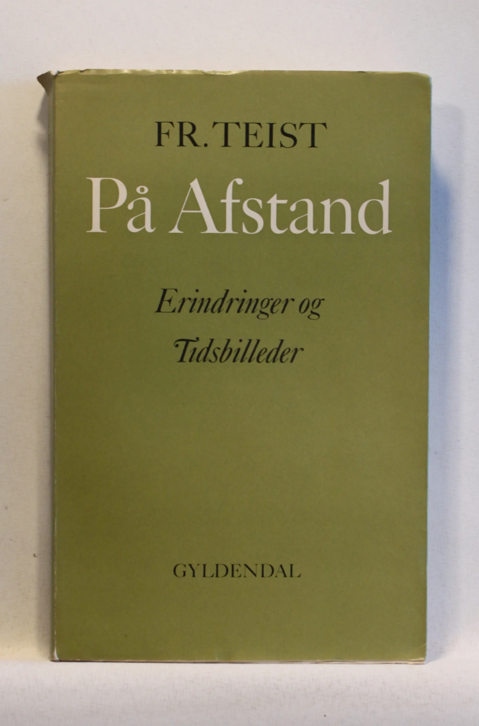 På afstand. Erindringer og tidsbilleder