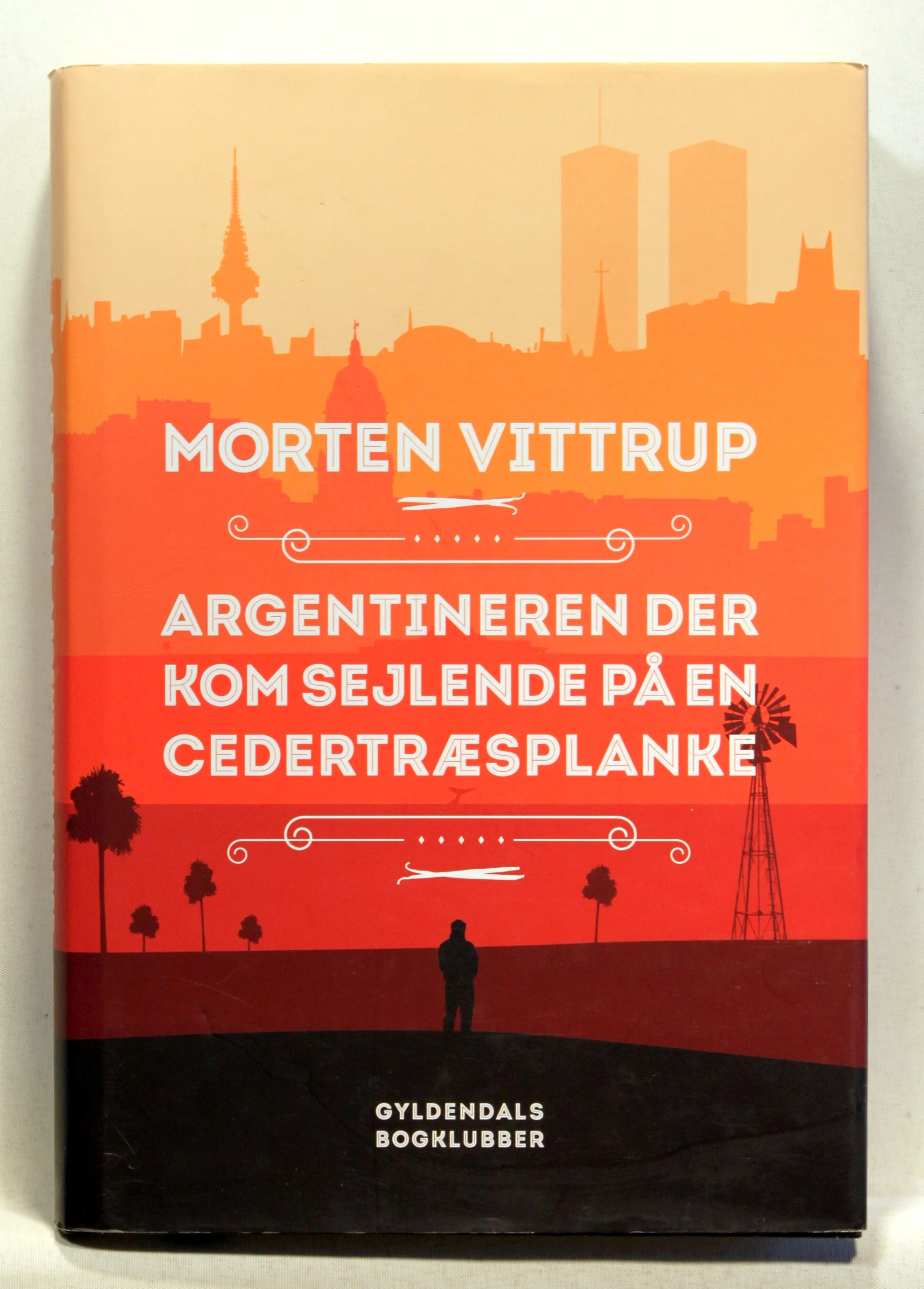 Argentineren der kom sejlende på en cedertræsplanke