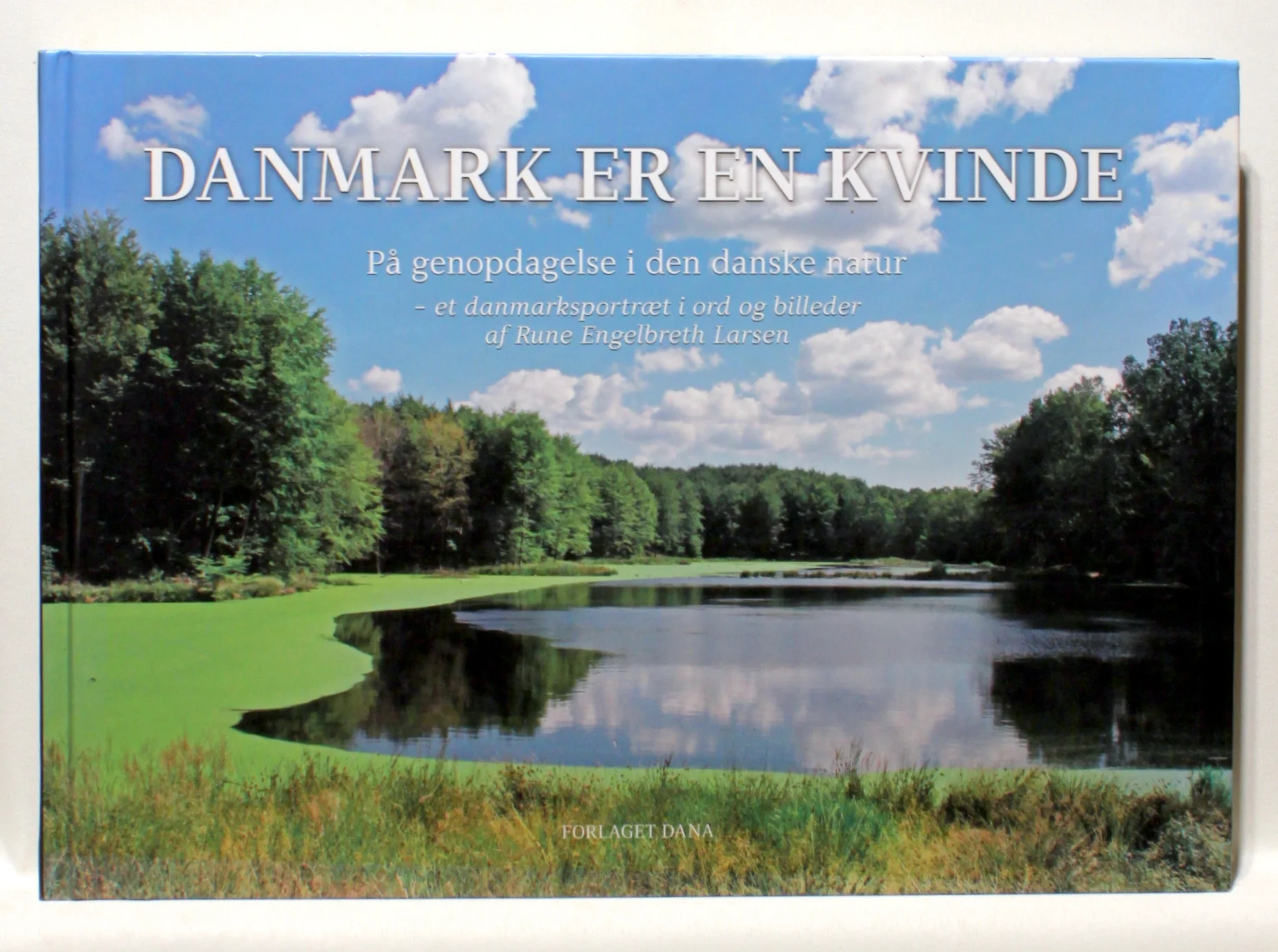 Danmark er en kvinde. På genopdagelse i den danske natur – et danmarksportræt i ord og billeder