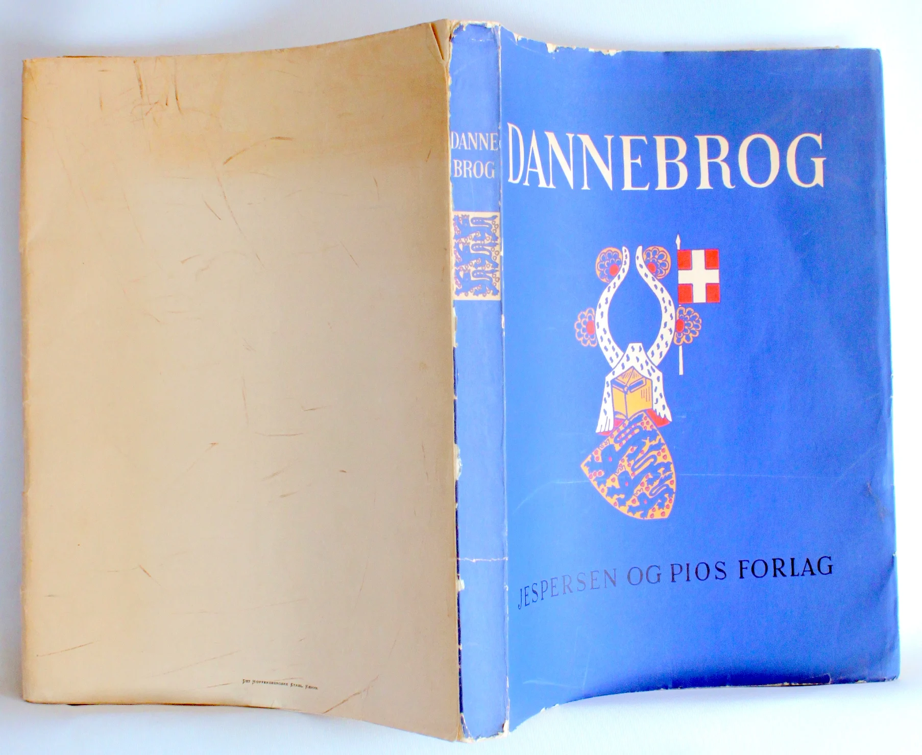 Dannebrog og danske Faner gennem Tiderne