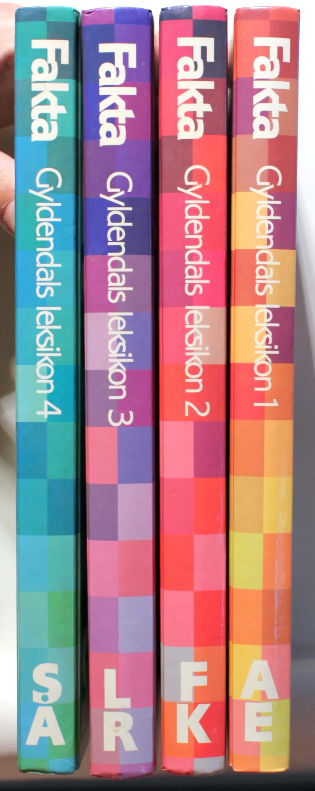 Gyldendals Leksikon Fakta 1-4