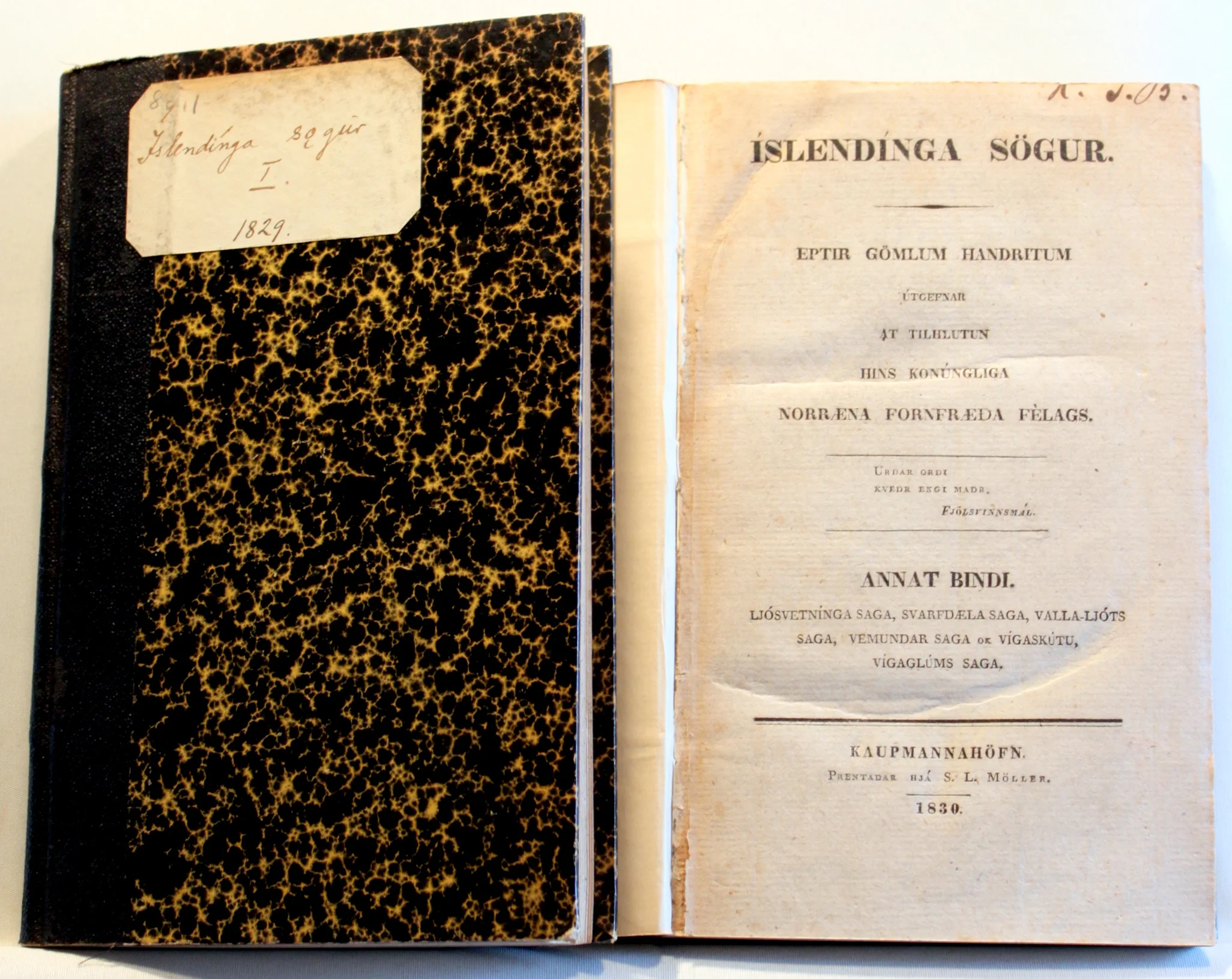 Íslendinga sögur. Eptir gömlum handritum útgefnar at tilhlutun hins Konúngliga norræna fornfræda félags. 1-2.