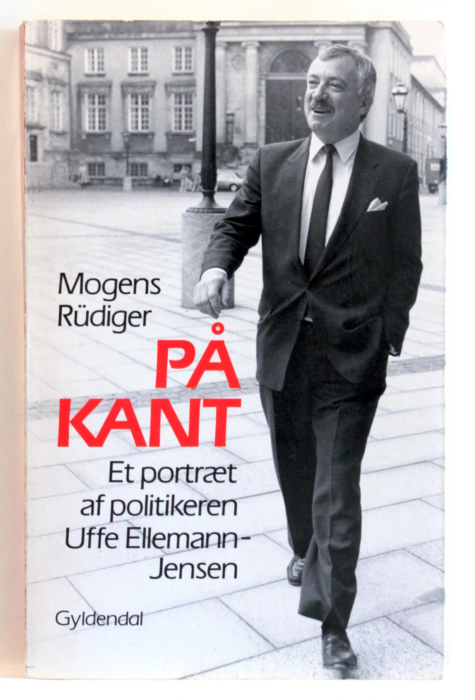 På kant. Et portræt af politikeren Uffe Ellemann-Jensen