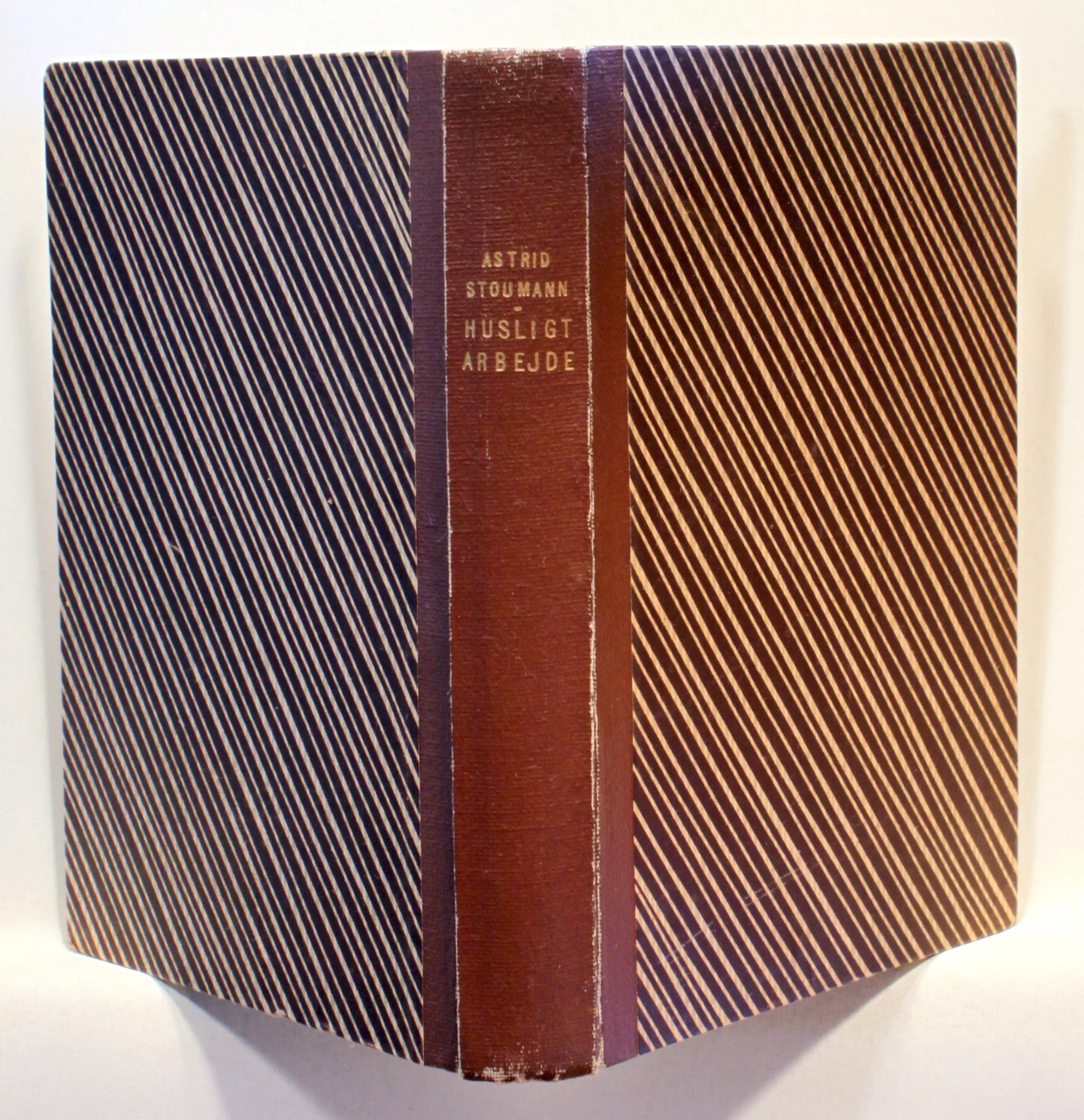 Husligt Arbejde. Vedligeholdelse, Materiallære, Rengøring, Vask, Rensning, Borddækning og Servering