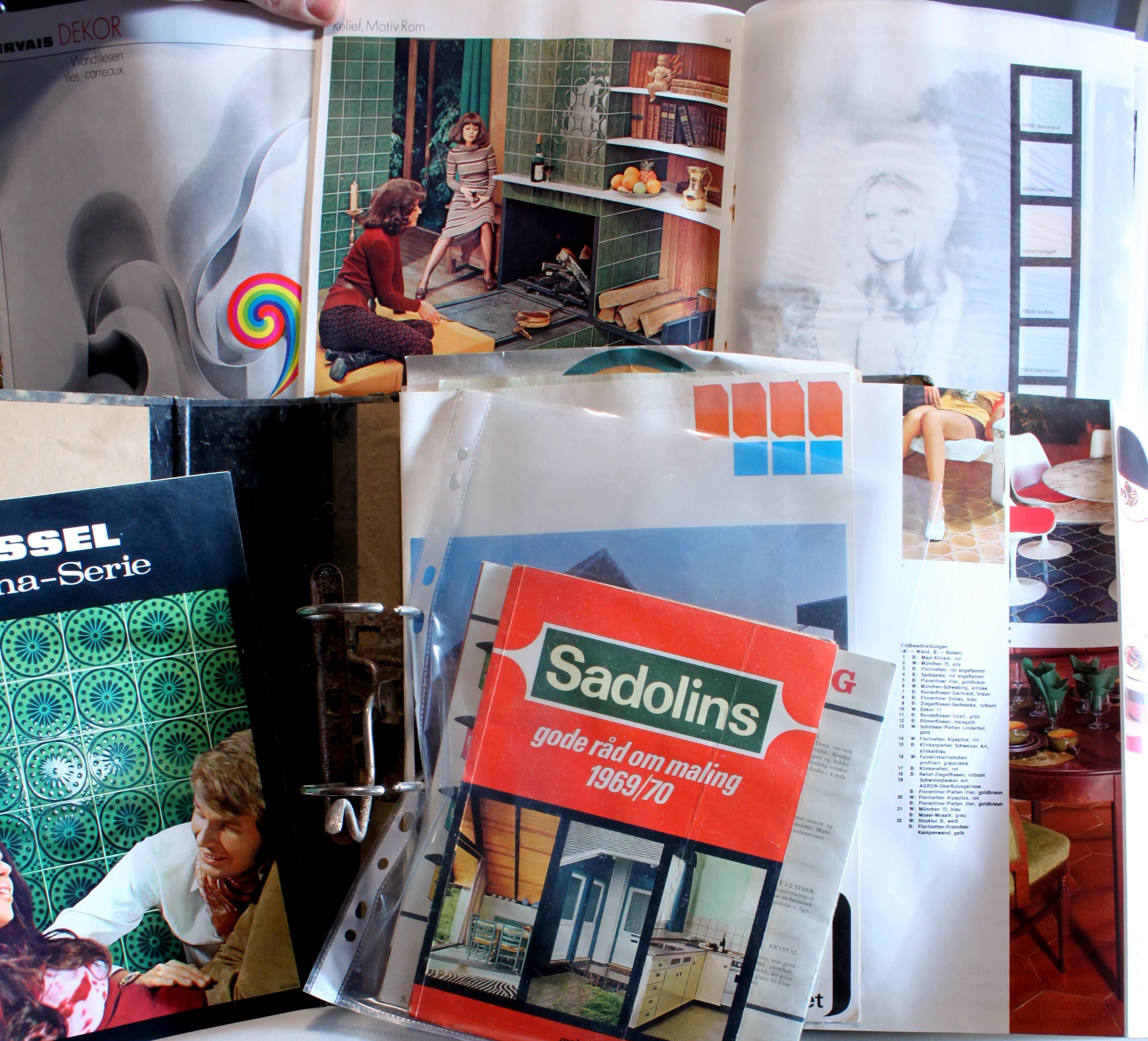 Servais-information Wandflieser. Wessel Patina-serie. Dyp i Dyrups. Sadolin 1969. m.m.