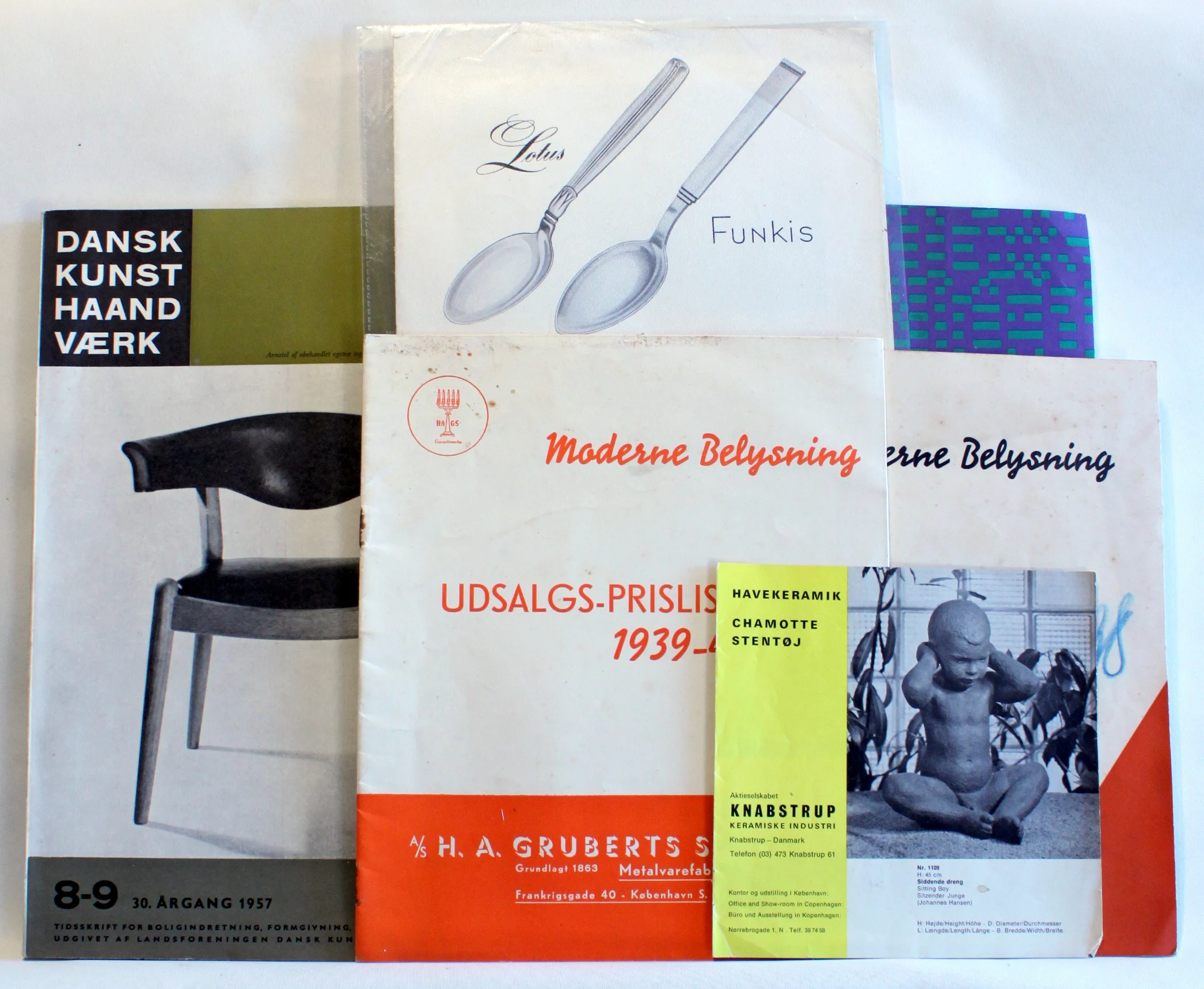 Bogomslag: Dansk Kunst Haandværk. Belysning prisliste 1939-40. Knabstrup. Lotus Funkis. af H. A. Gruberts Sønner. Tidsskrift for Boligindretning. m.m.