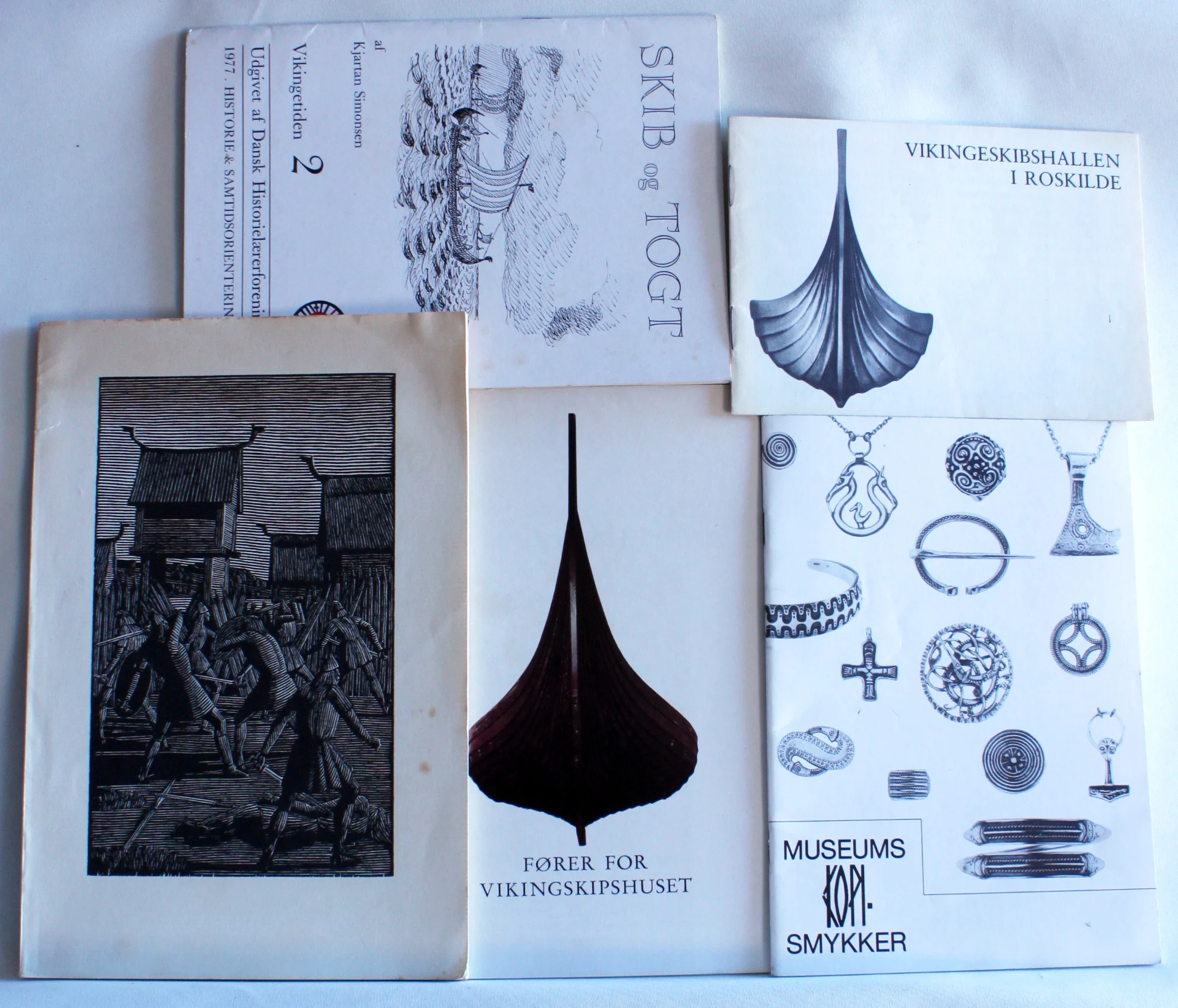 Bogomslag: Sigurd Vasegaards træsnit. Museums Kopi Smykker af Anne Rifbjerg