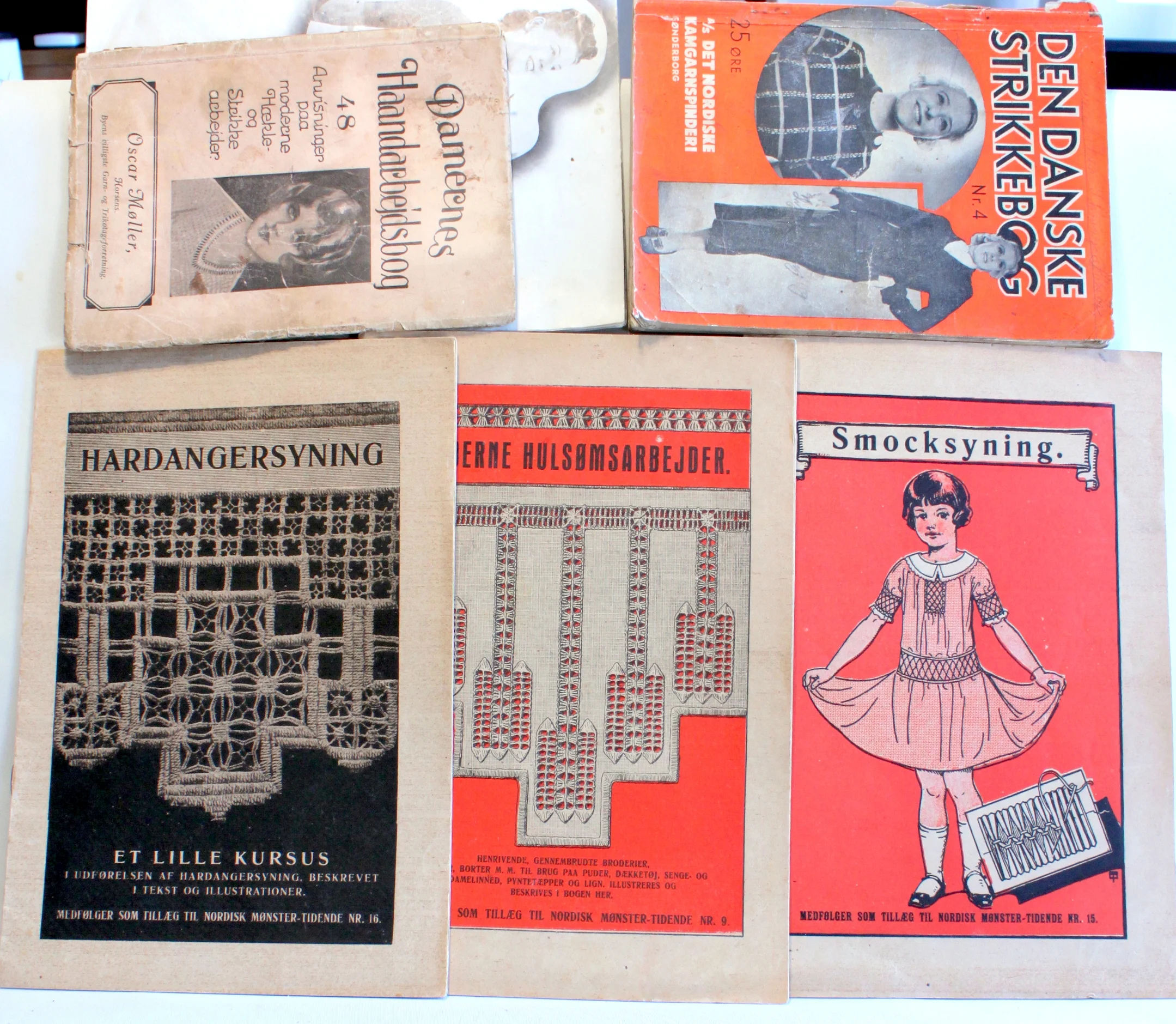 Bogomslag: Hulsømsarbejder. Hardangersyning. Smocksyning. Damernes Haandarbejdsbog. m.m. af Carl Allers Etabl. Oscar Møller. Det Nordiske Kamgarnspinderi