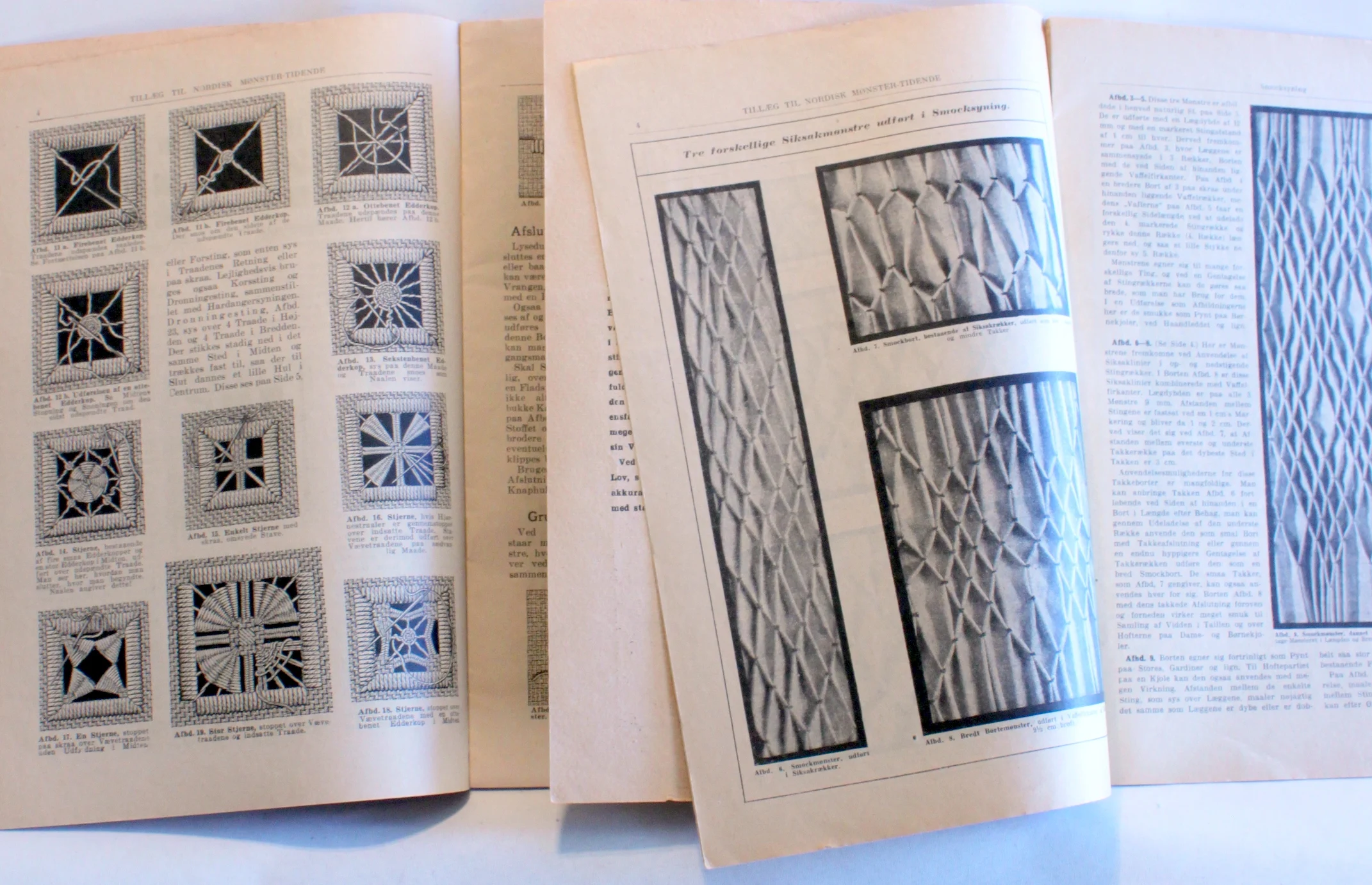 Bogomslag: Hulsømsarbejder. Hardangersyning. Smocksyning. Damernes Haandarbejdsbog. m.m. af Carl Allers Etabl. Oscar Møller. Det Nordiske Kamgarnspinderi