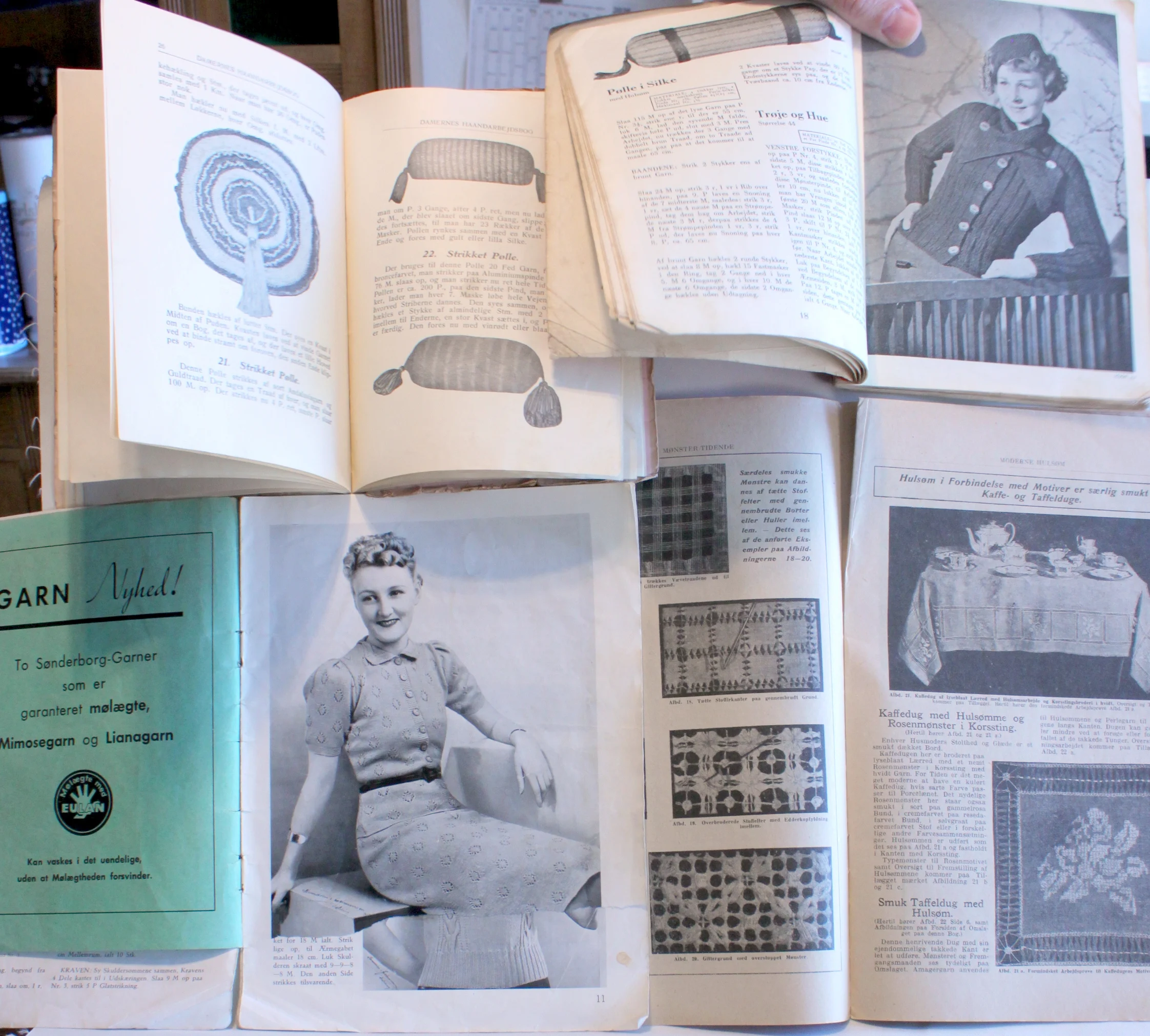 Bogomslag: Hulsømsarbejder. Hardangersyning. Smocksyning. Damernes Haandarbejdsbog. m.m. af Carl Allers Etabl. Oscar Møller. Det Nordiske Kamgarnspinderi