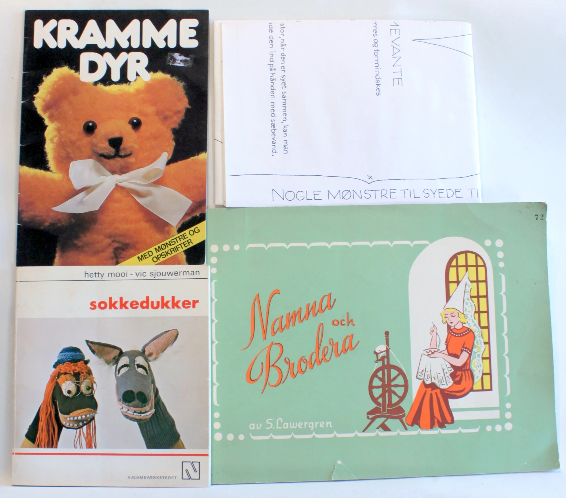 Bogomslag: Namna och Brodera. Sokkedukker. Krammedyr af S. Lawergren. Hetty Mooi. Alt om Håndarbejde