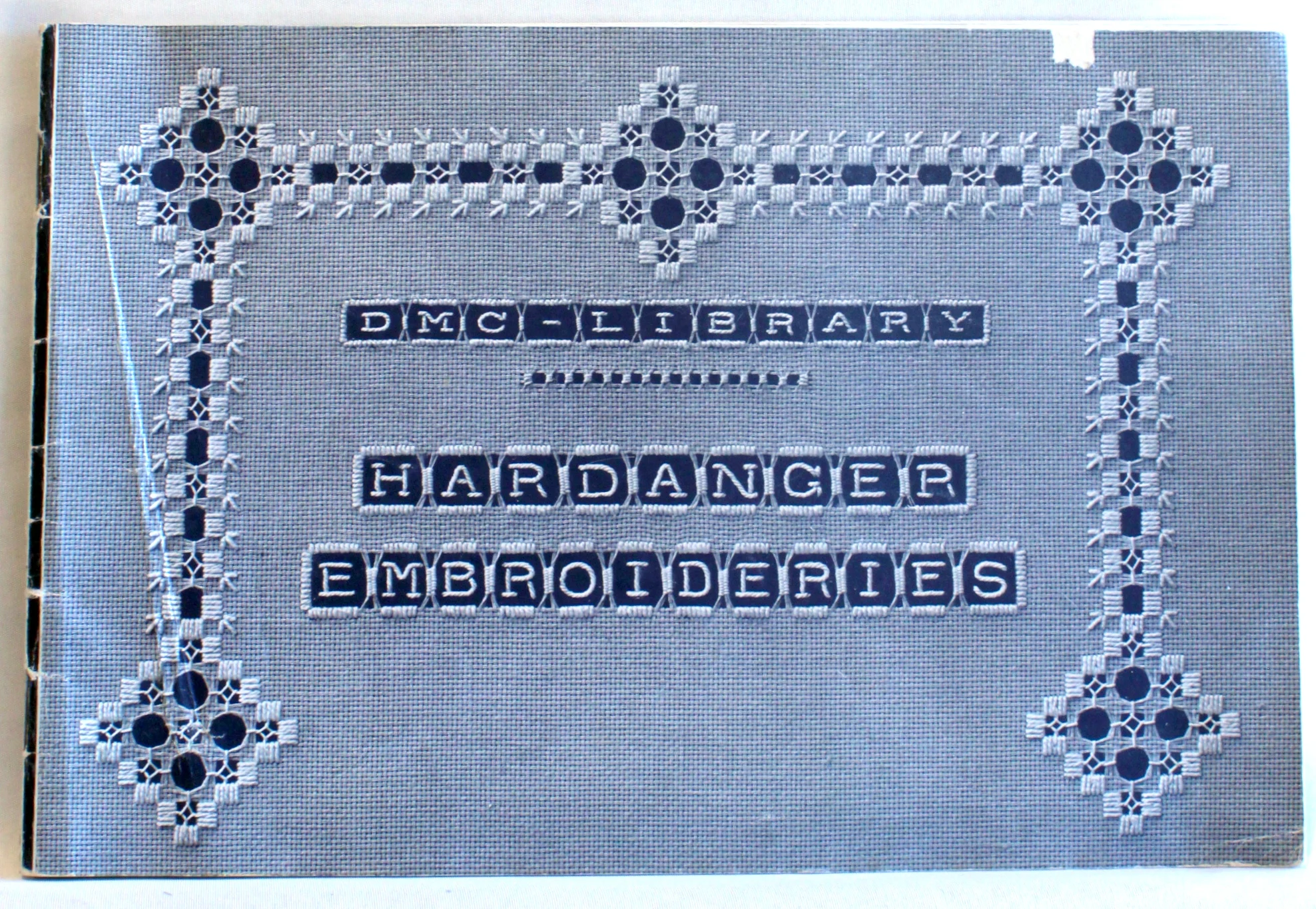 Bogomslag: Hardanger Embroideries af Th. De Dillmont