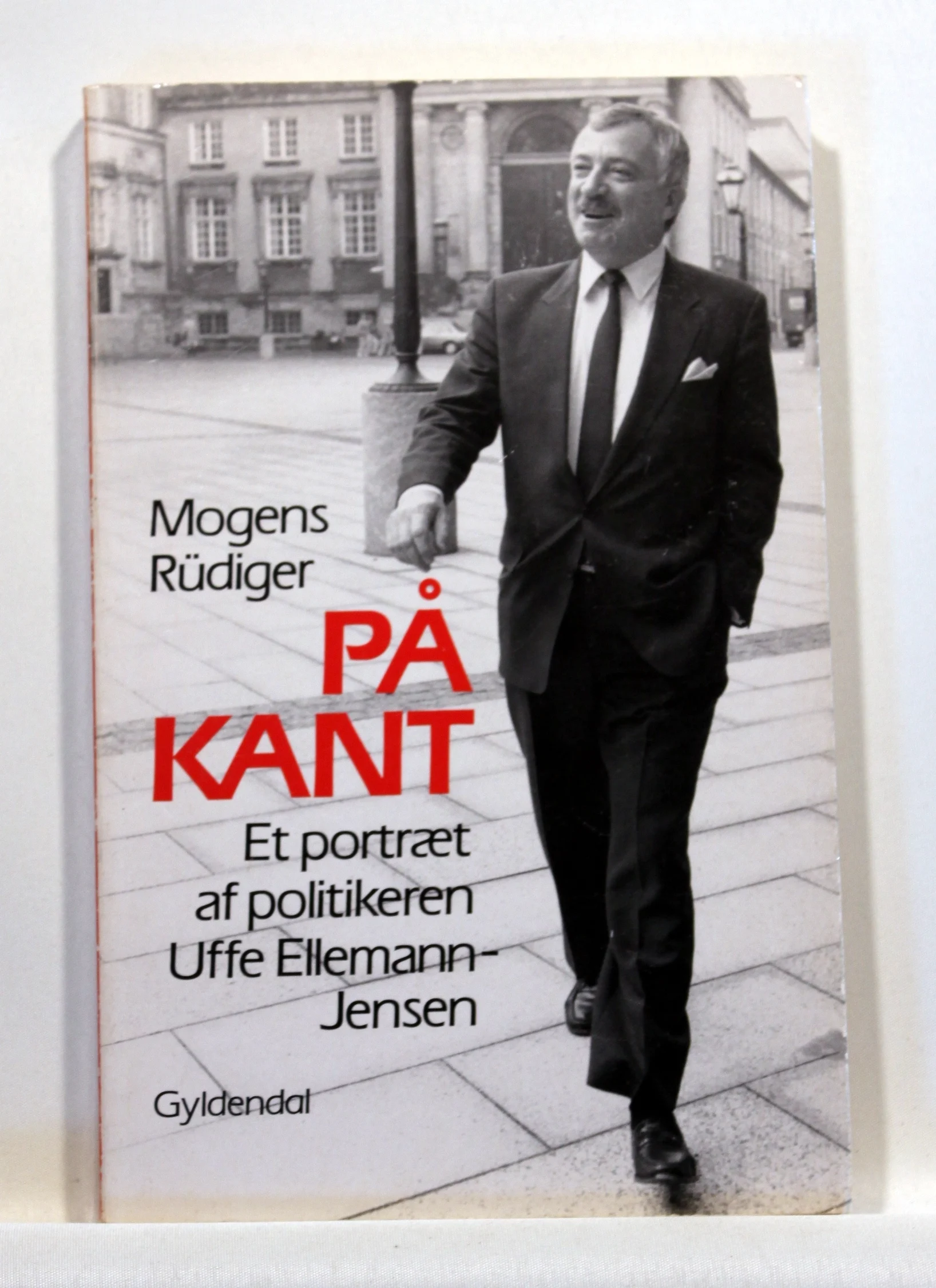 På kant. Et portræt af politikeren Uffe Ellemann-Jensen