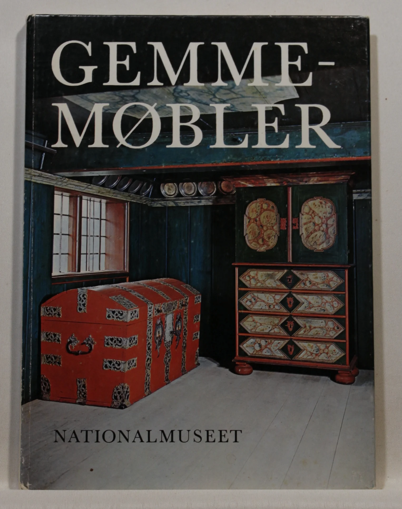 Gemmemøbler. Kister, skabe, skuffemøbler og chatoller på Frilandsmuseet ved Sorgenfri