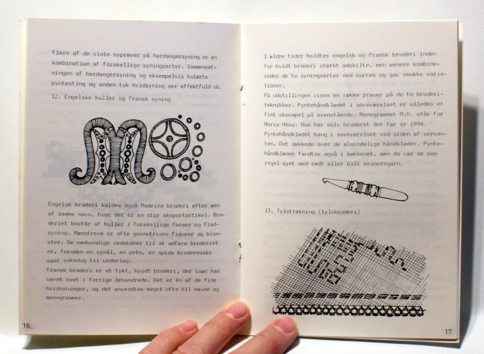 Fru Hess’ broderier fra forretningen og hendes private samling