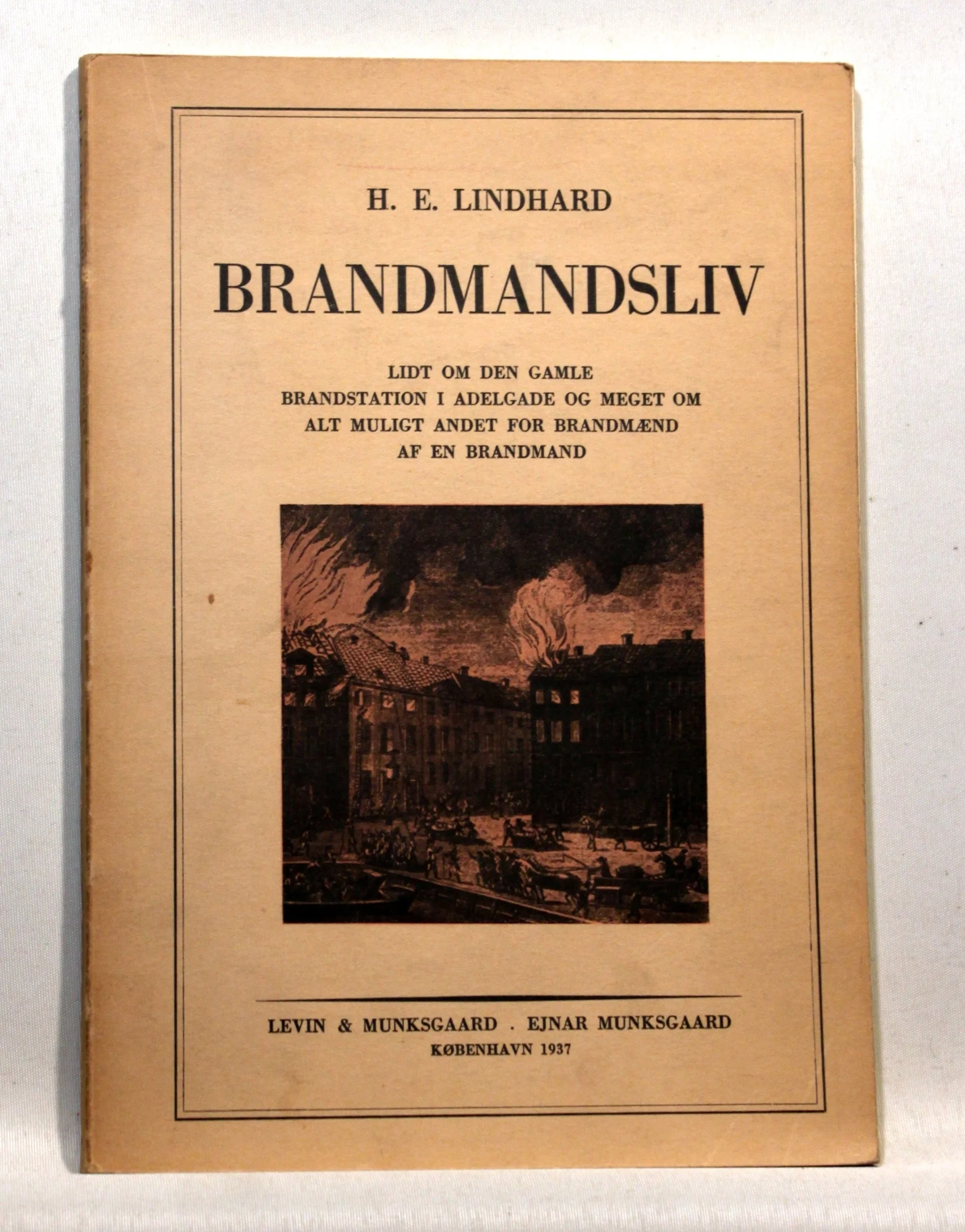 Brandmandsliv. Lidt om den gamle Brandstation i Adelgade og meget om alt muligt andet for Brandmænd af en Brandmand