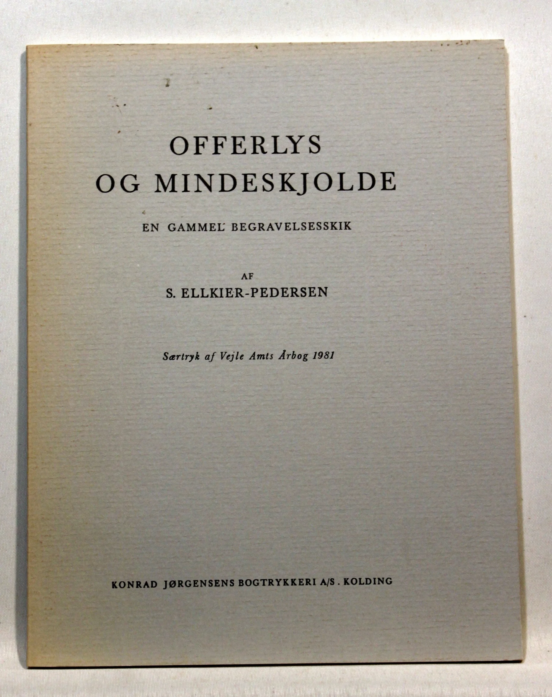 Offerlys og mindeskjolde. En gammel begravelsesskik