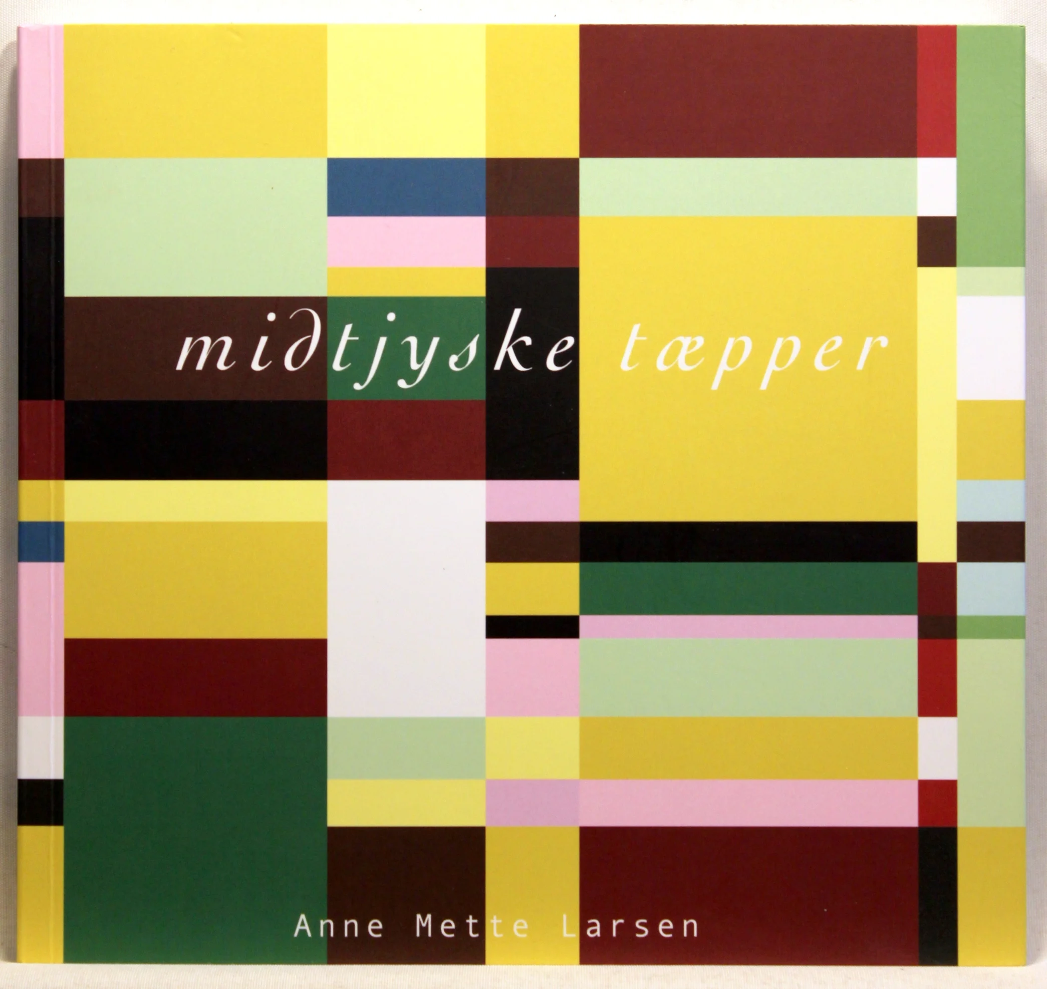 Midtjyske tæpper. En fortælling om 180 vævede tæpper og 4 steder i Midtjylland