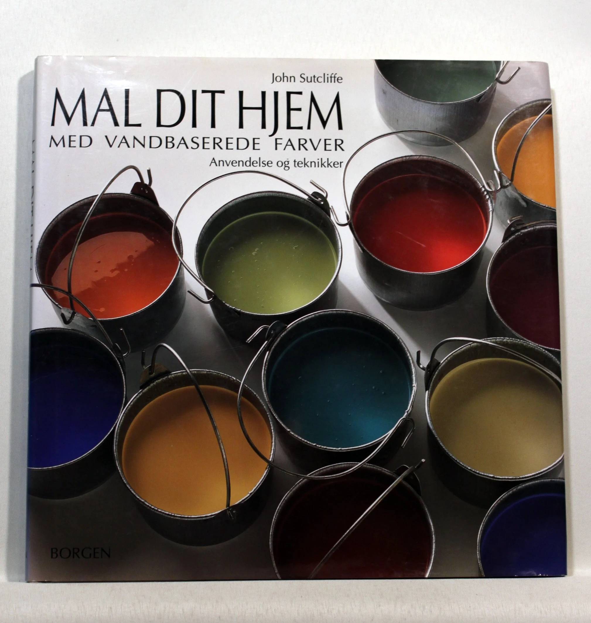 Mal dit hjem med vandbaserede farver. Anvendelse og teknikker