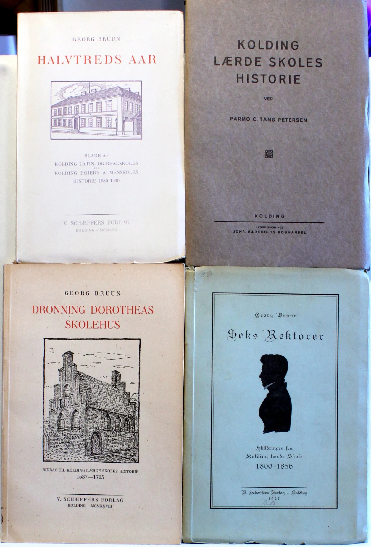 Kolding Lærde skoles historie. Dronning Dorotheas Skolehus. Seks Rektorer 1800-1856. Halvtreds Aar Kolding Latin og Realskole.
