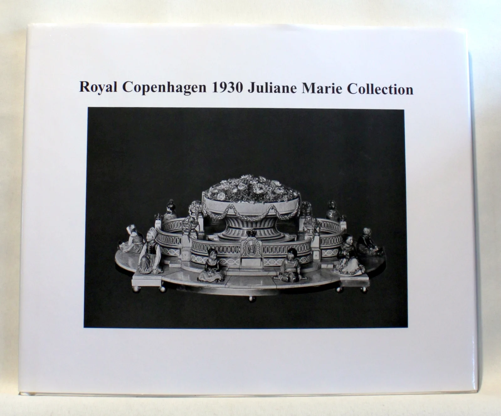 Bogomslag: Royal Copenhagen 1930 Juliane Marie Collection af Danish Porcelain Imports