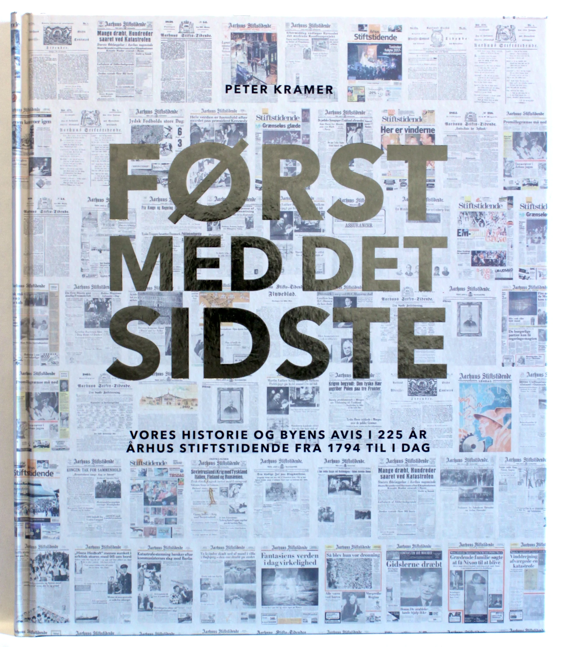 Først med det sidste. Vores historie og byens avis i 225 år. Århus Stiftstidende fra 1794 til i dag