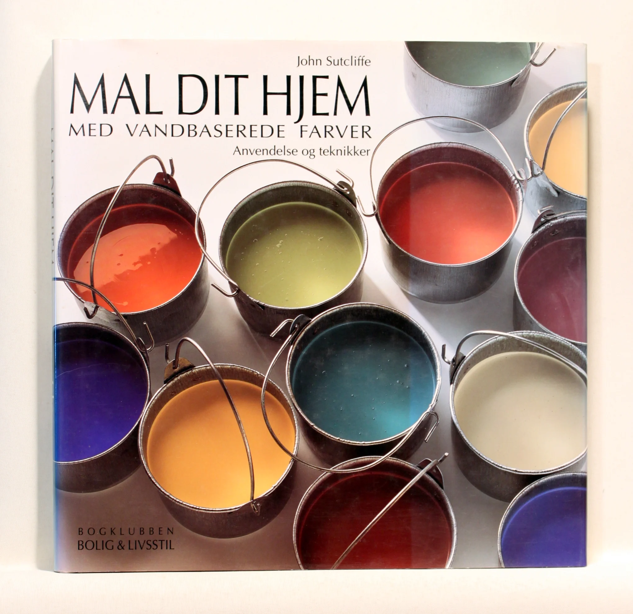 Mal dit hjem med vandbaserede farver. Anvendelse og teknikker