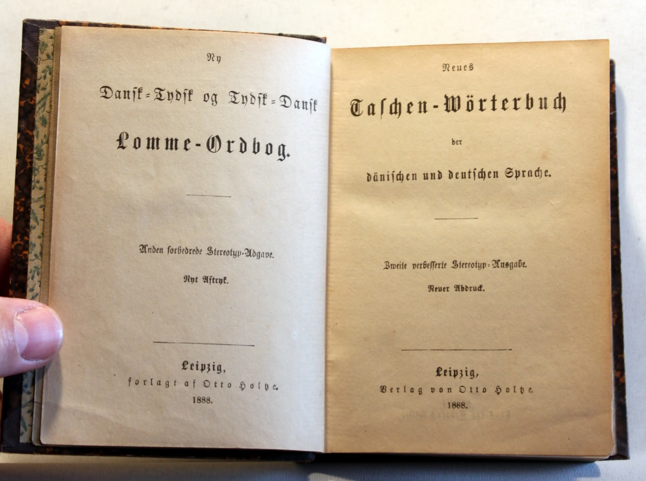 Neues Taschen-Wörterbuch der dänischen und deutschen Sprache
