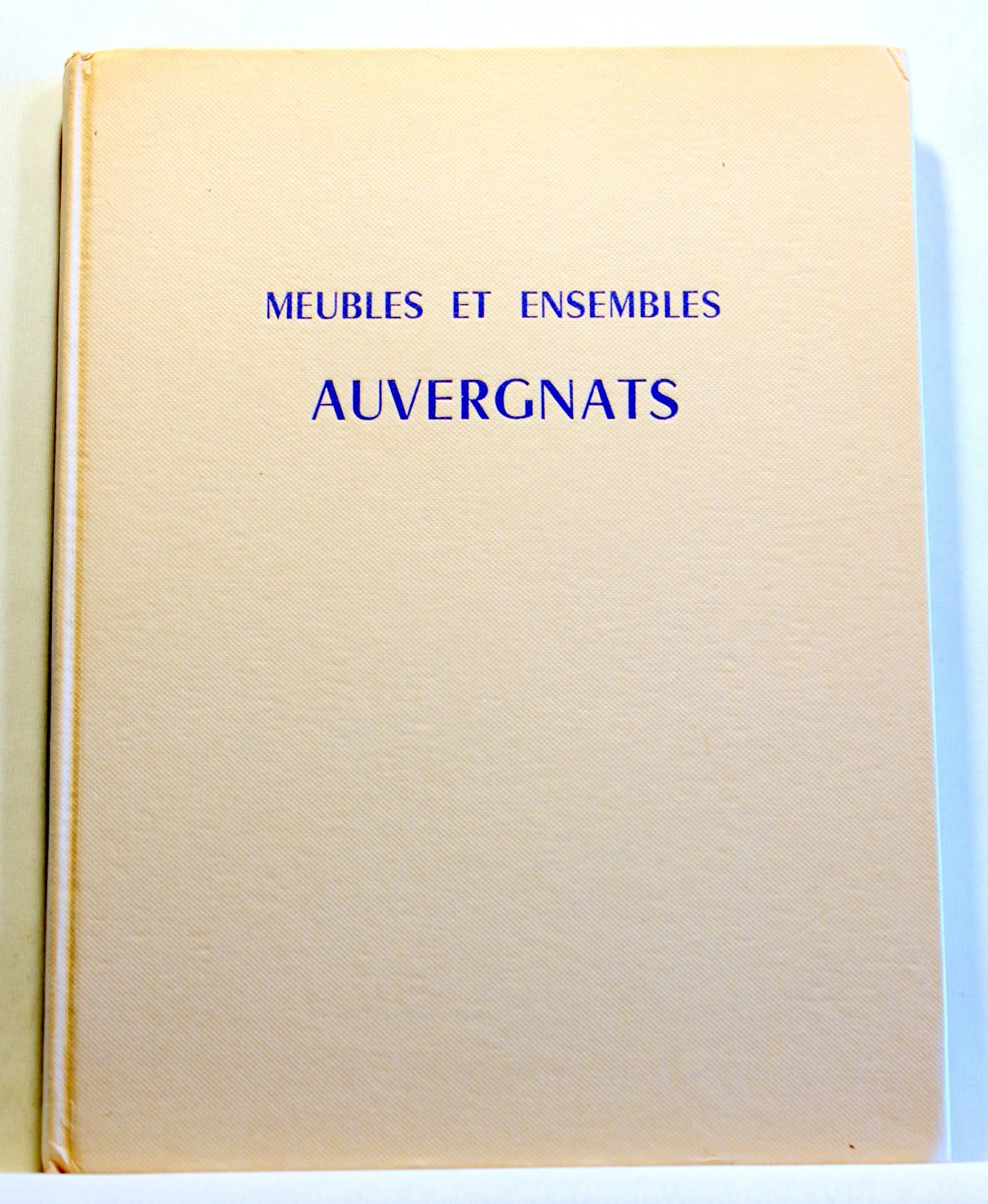 Meubles et ensembles. Auvergnats