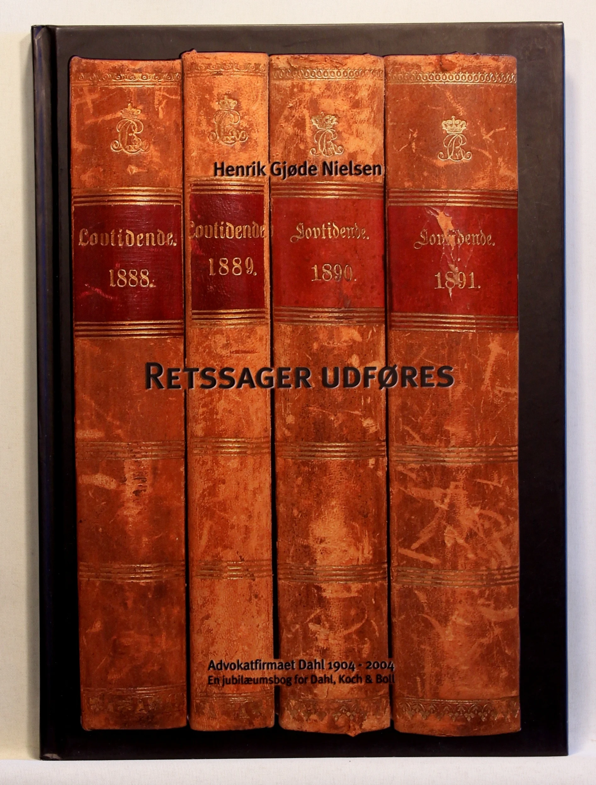 Retssager udføres. Advokatfirmaet Dahl 1904-2004