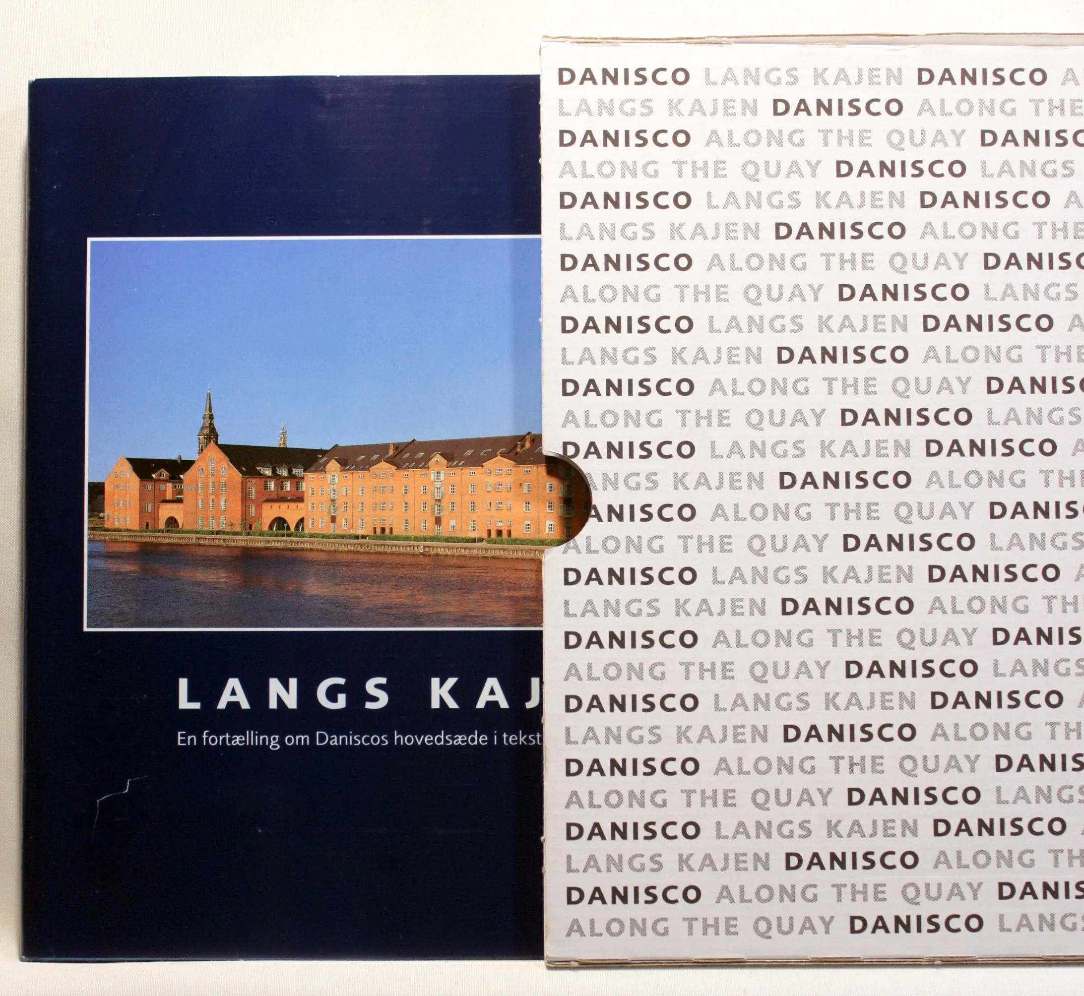 Langs Kajen. En fortælling om Daniscos hovedsæde i tekst og billeder