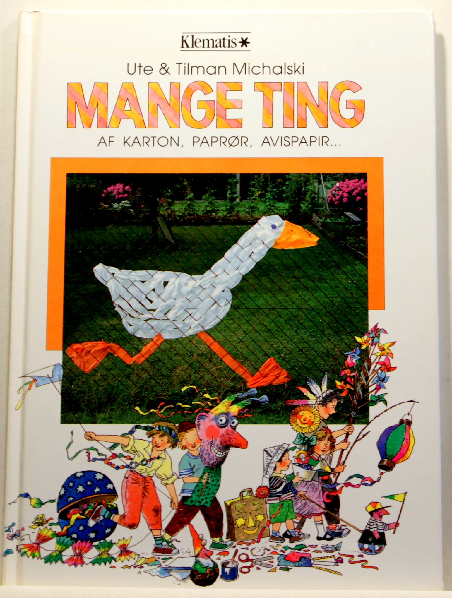 Mange ting af karton, paprør, avispapir