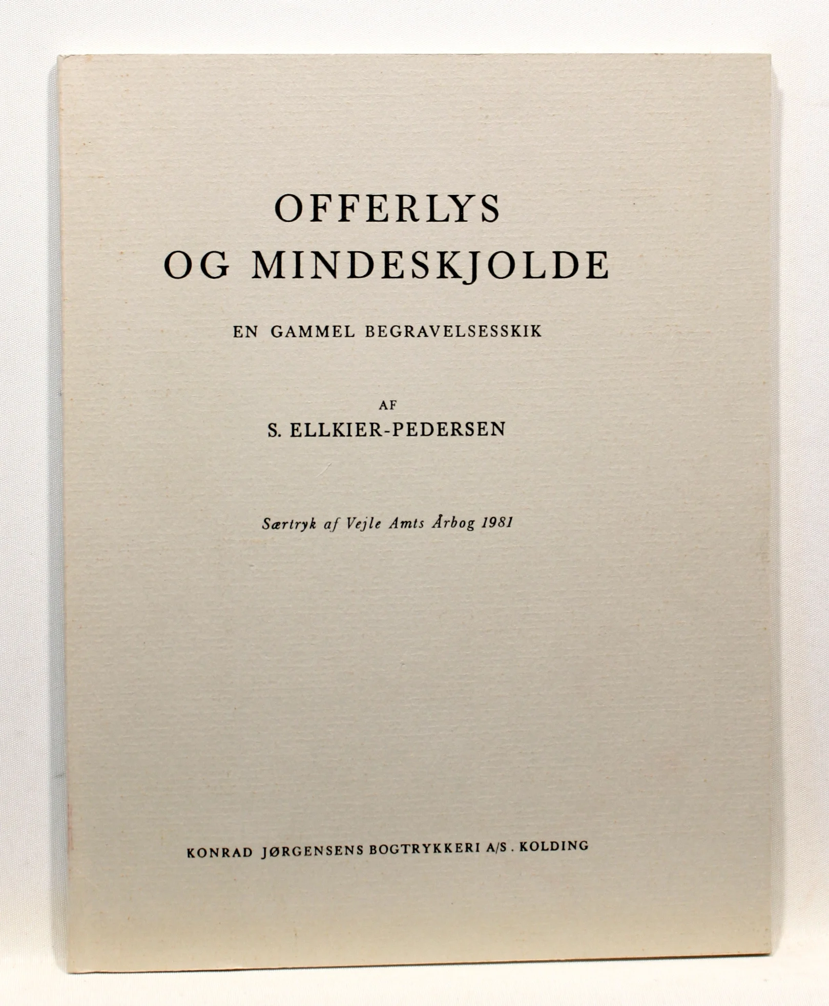 Offerlys og mindeskjolde. En gammel begravelsesskik