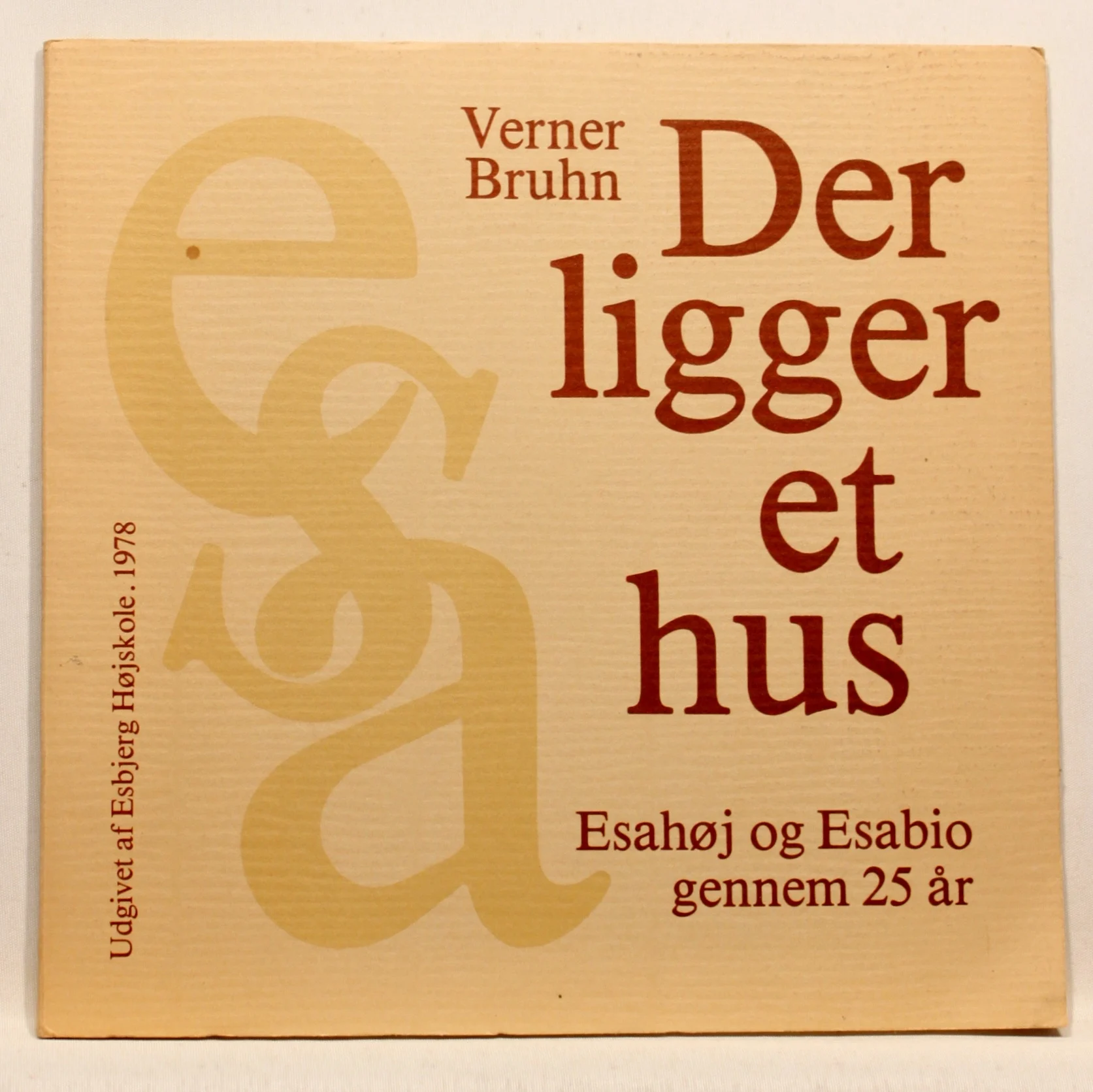 Der ligger et hus. Esahøj og Esabio gennem 25 år
