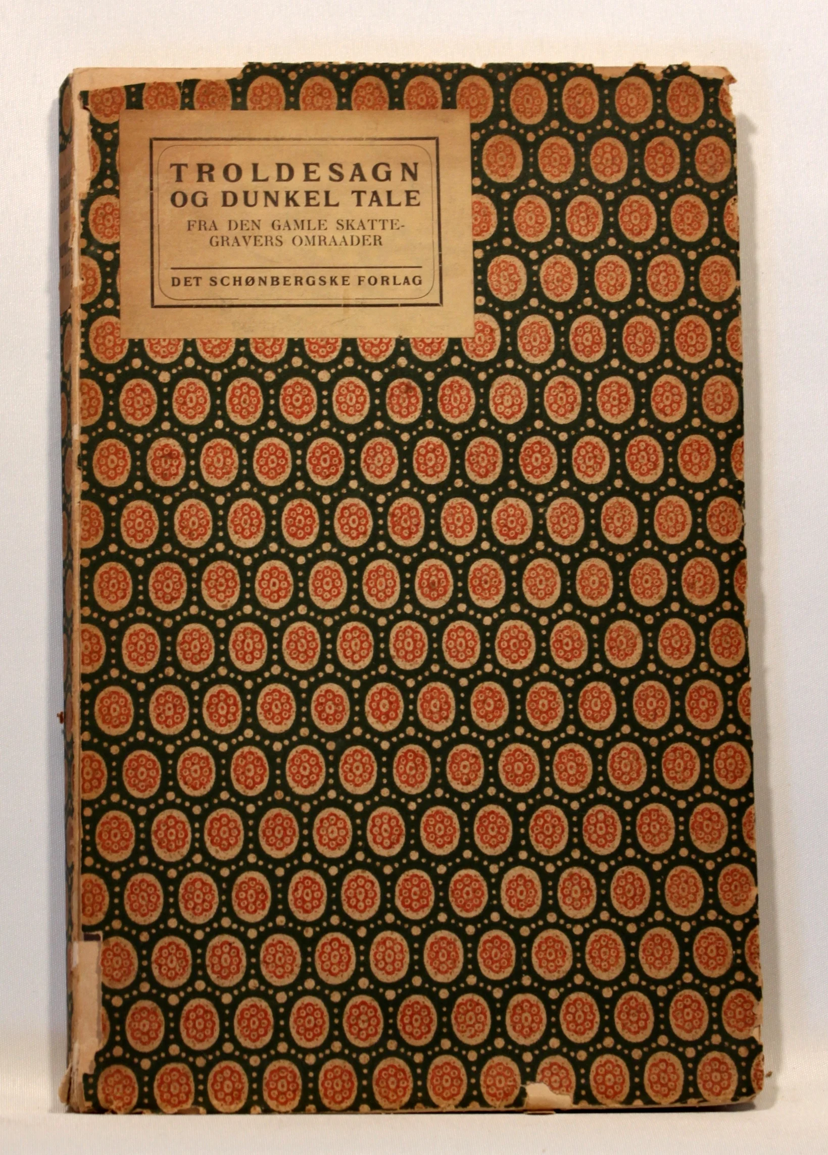 Troldesagn og dunkel tale fra den gamle skattegravers omraader