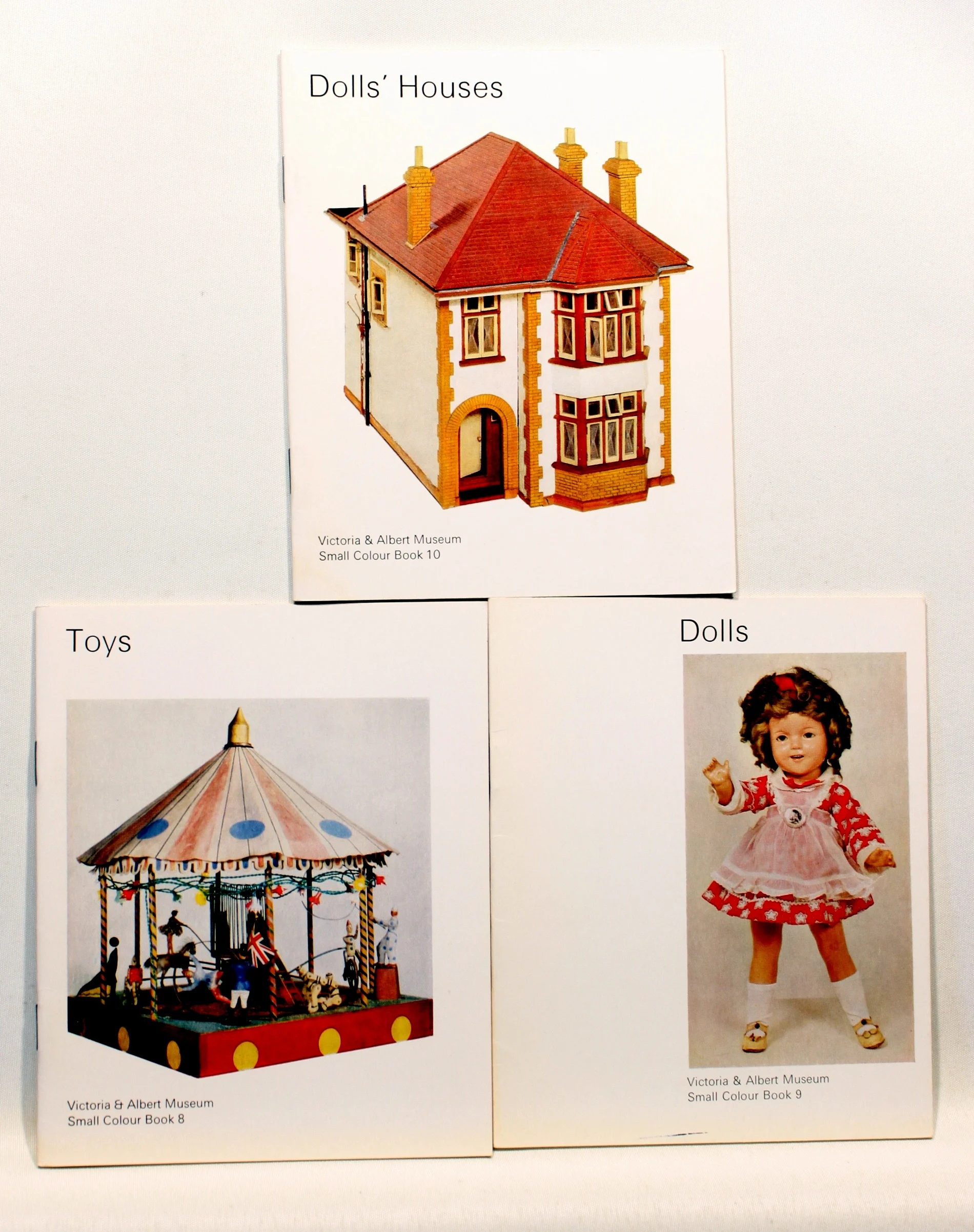 Dolls’ house. Toys. Dolls. 3 stk.